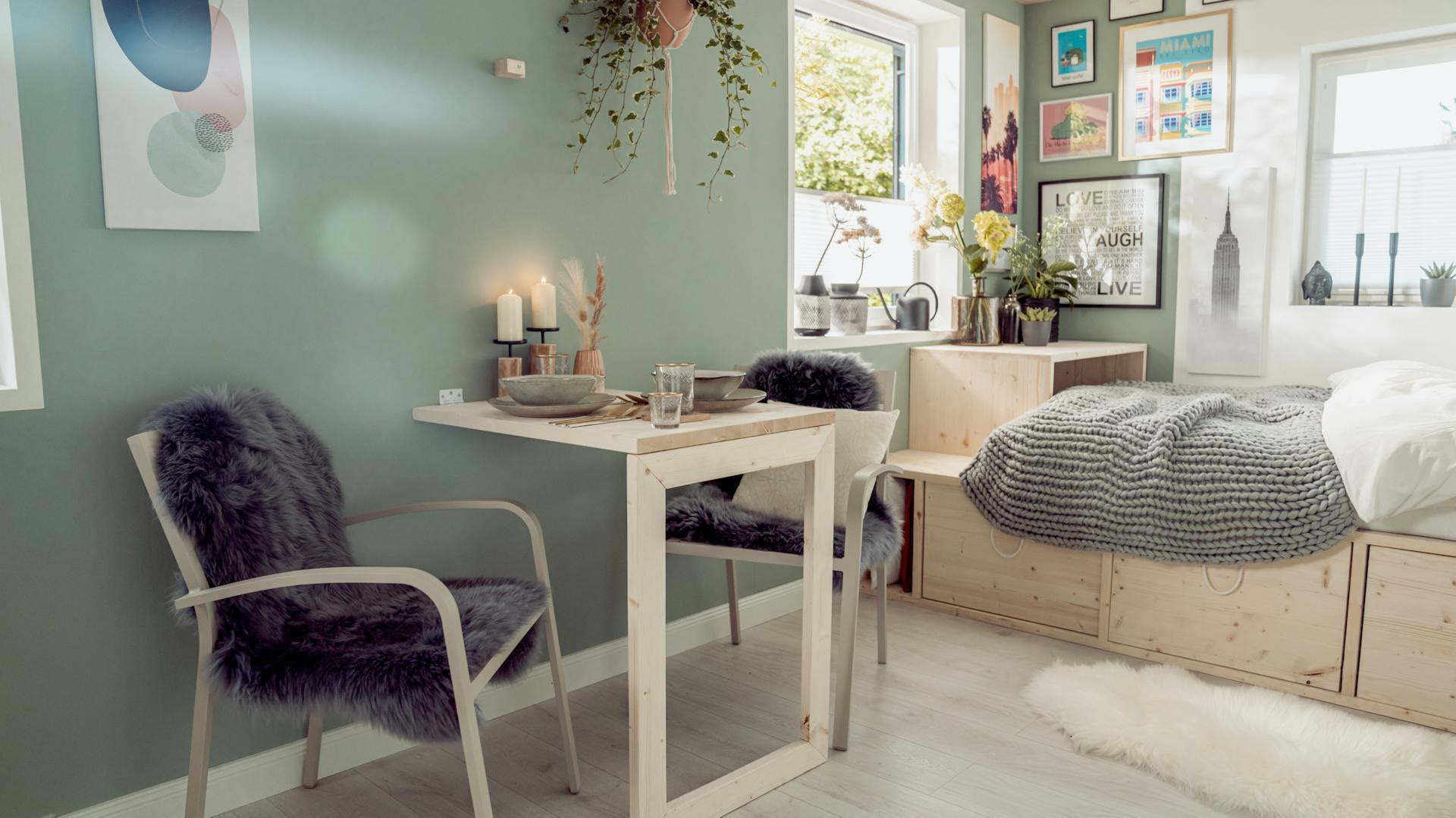 Selbstgebauter Wandklapptisch mit Abendessen drauf