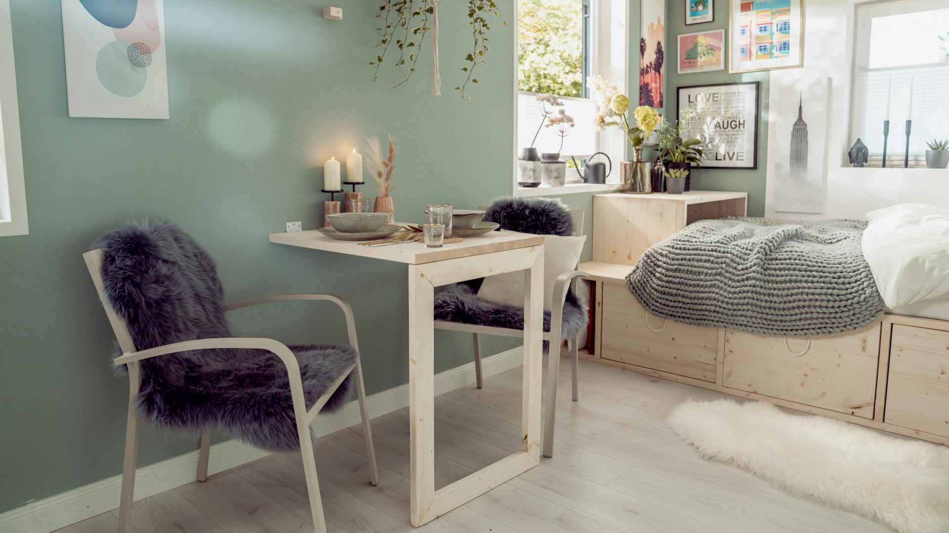 Dinner auf Wandklapptisch in Tiny Room