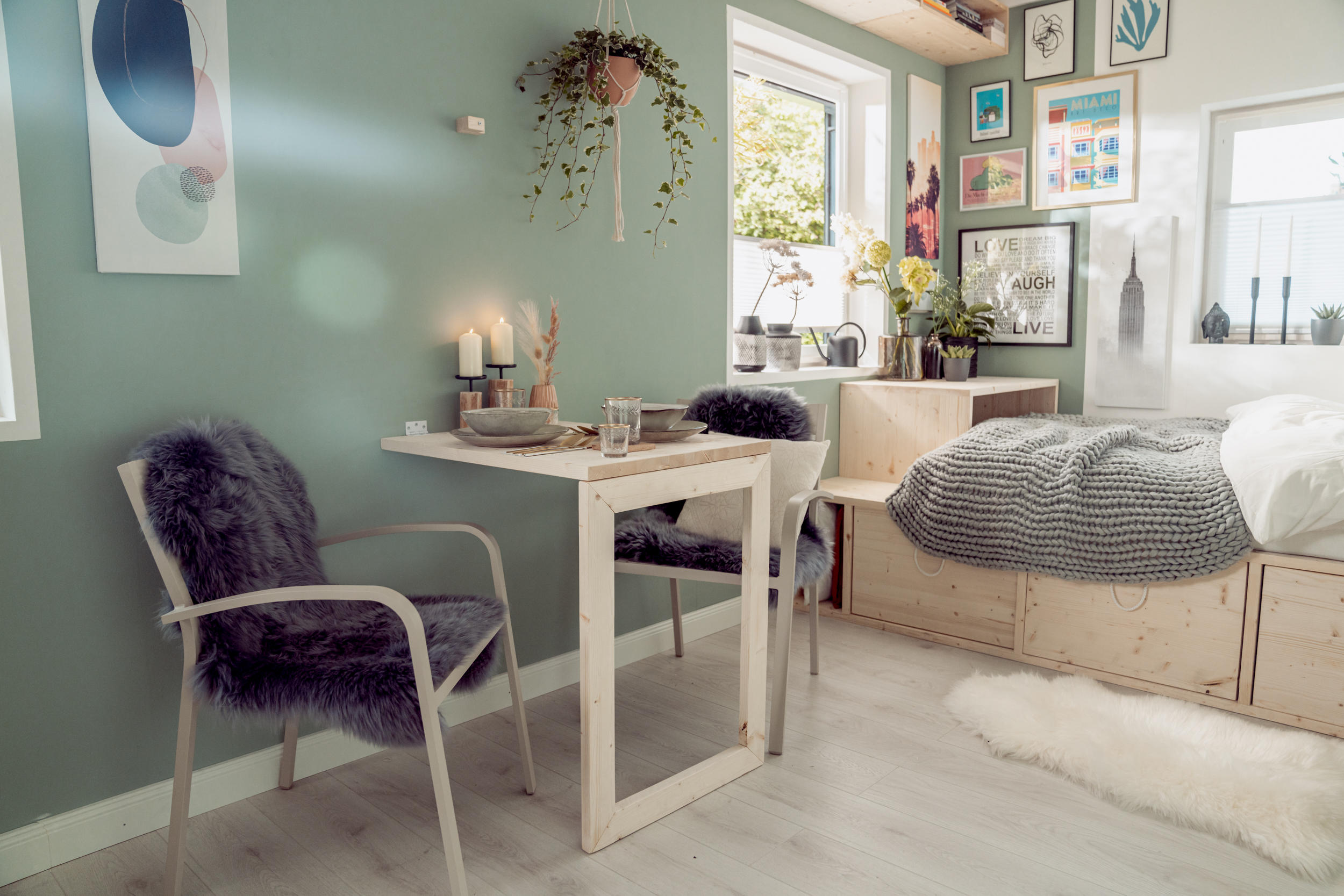 Podestbett mit Wandklapptisch