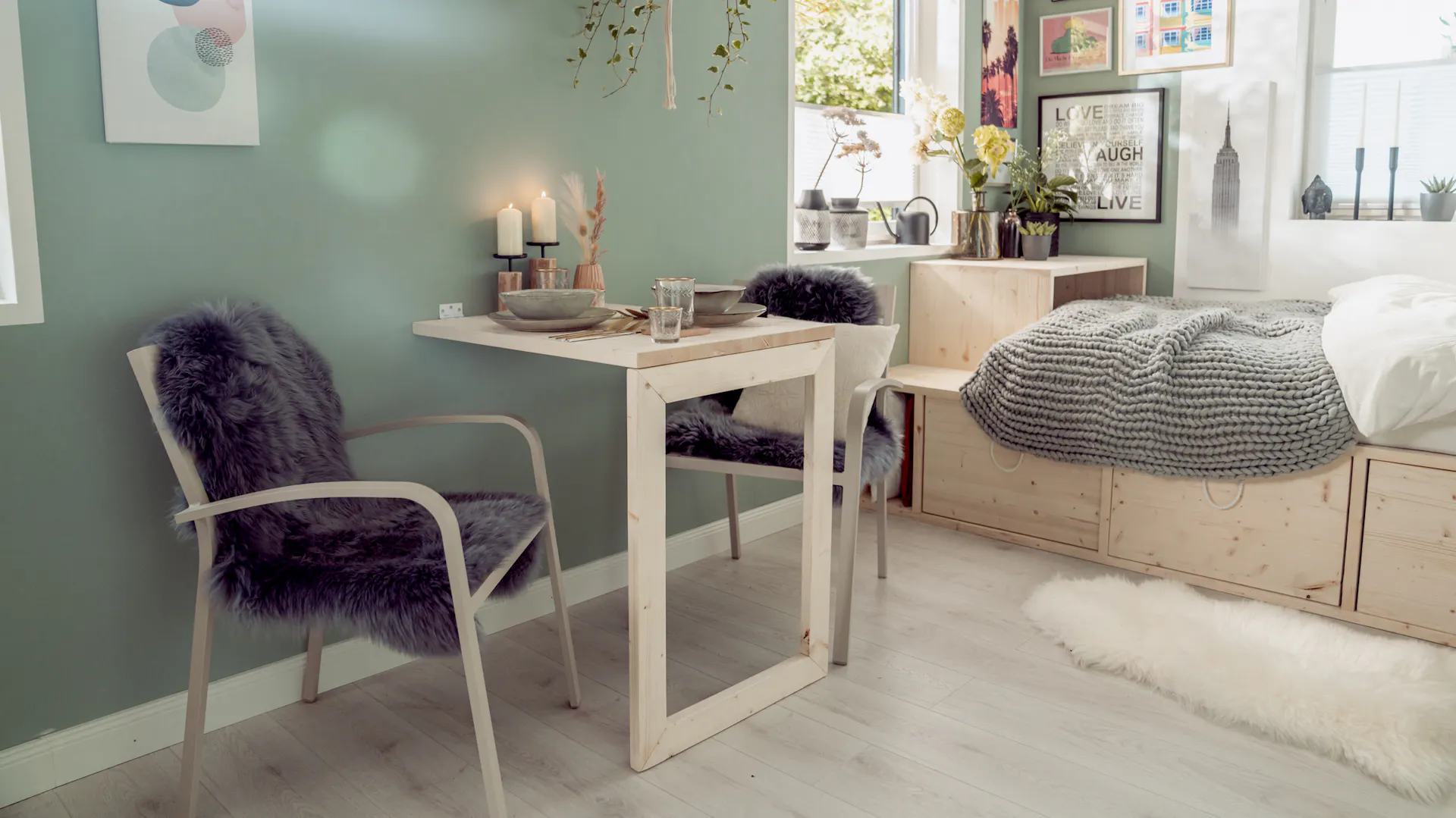 DIY-Wandklapptisch mit zwei Stühlen in kleinem Raum.