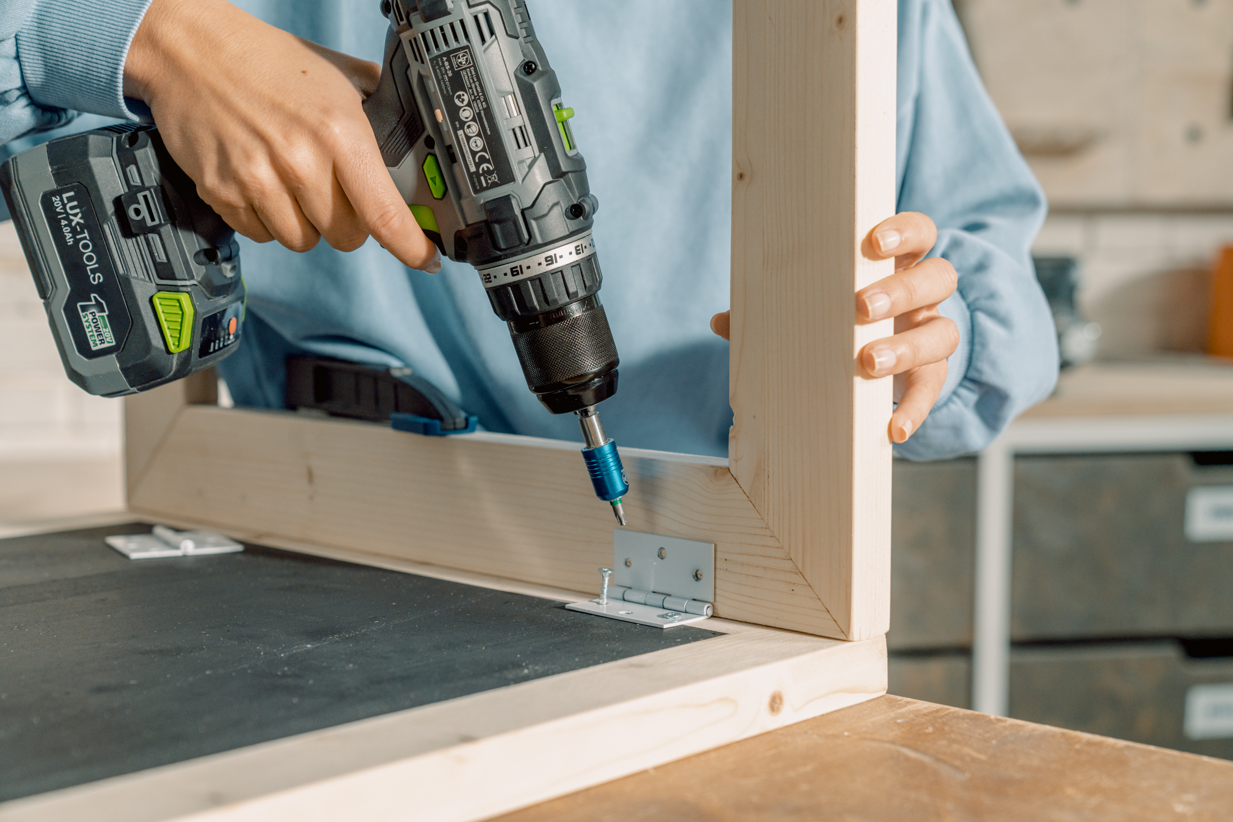 Wandklapptisch wird miteinander verschraubt