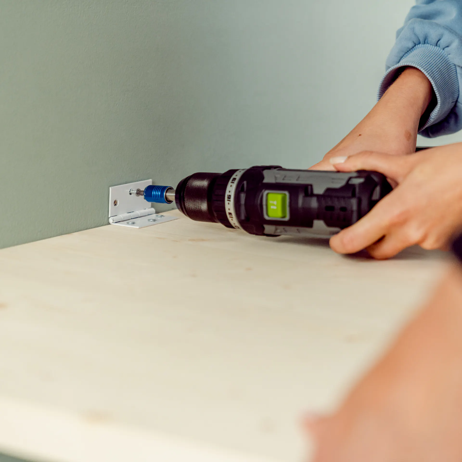 Tisch wird an die Wand geschraubt