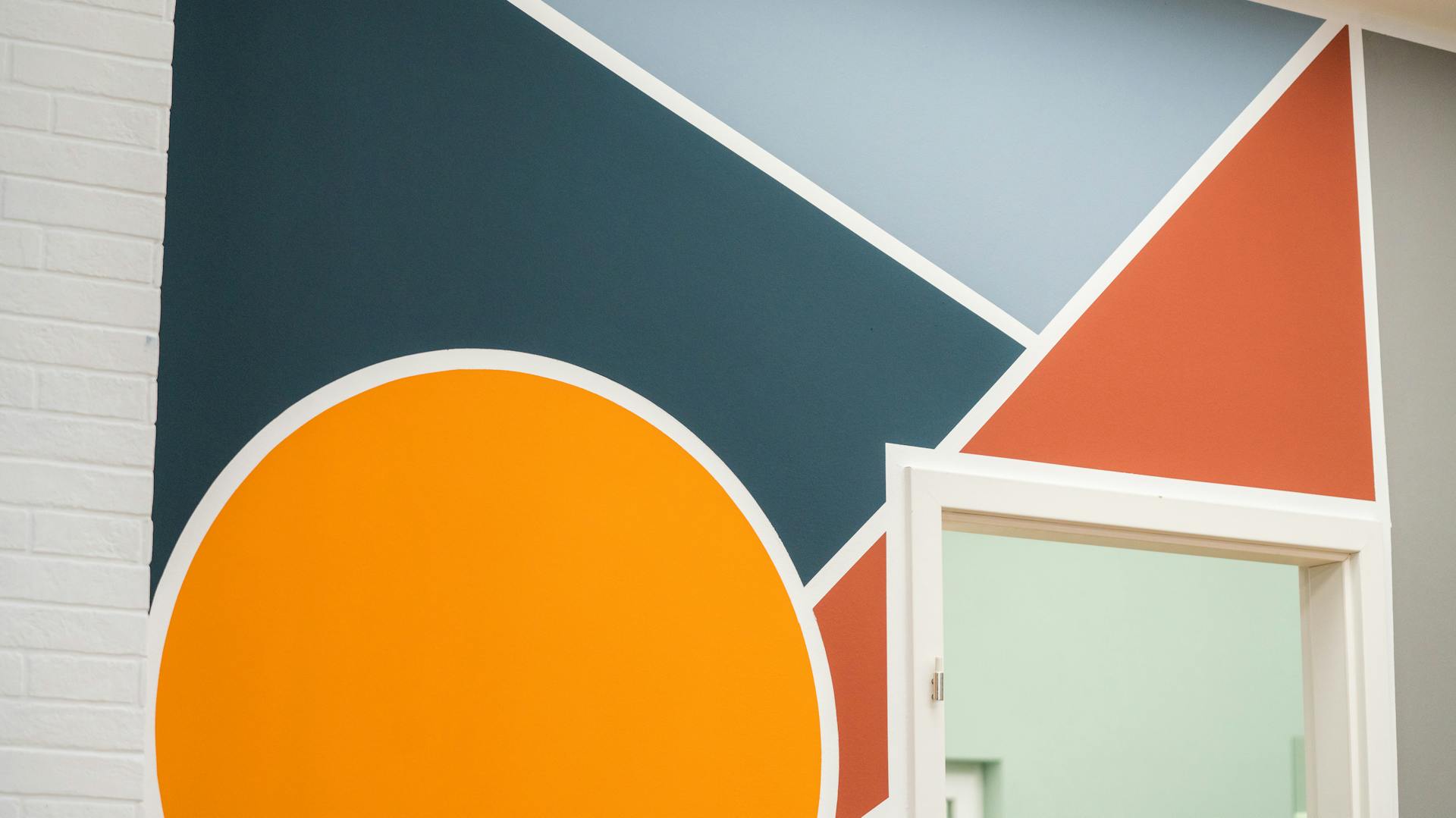 Wand mit gestrichenem, bunten Muster