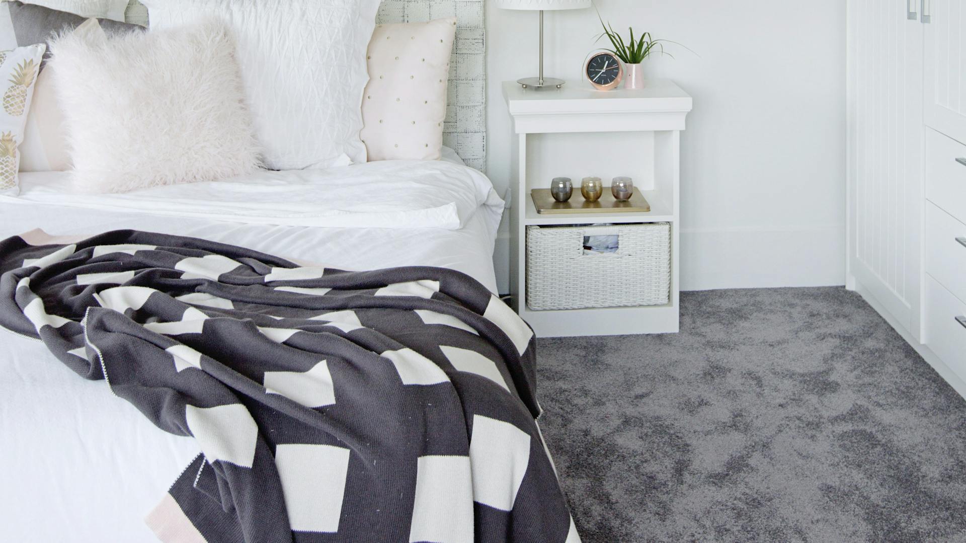 Grauer Teppichboden wurde im Schlafzimmer verlegt.