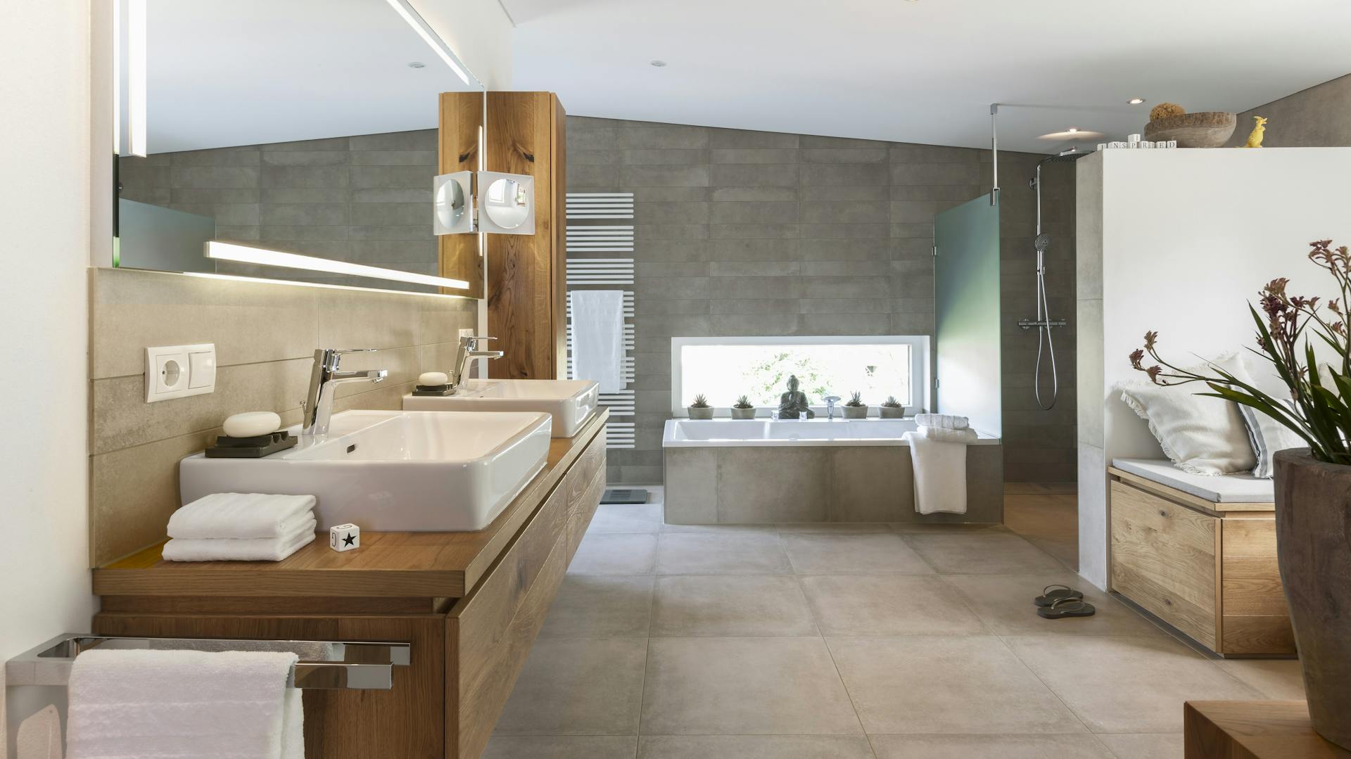 Ein großes Wellness-Badezimmer in Naturtönen