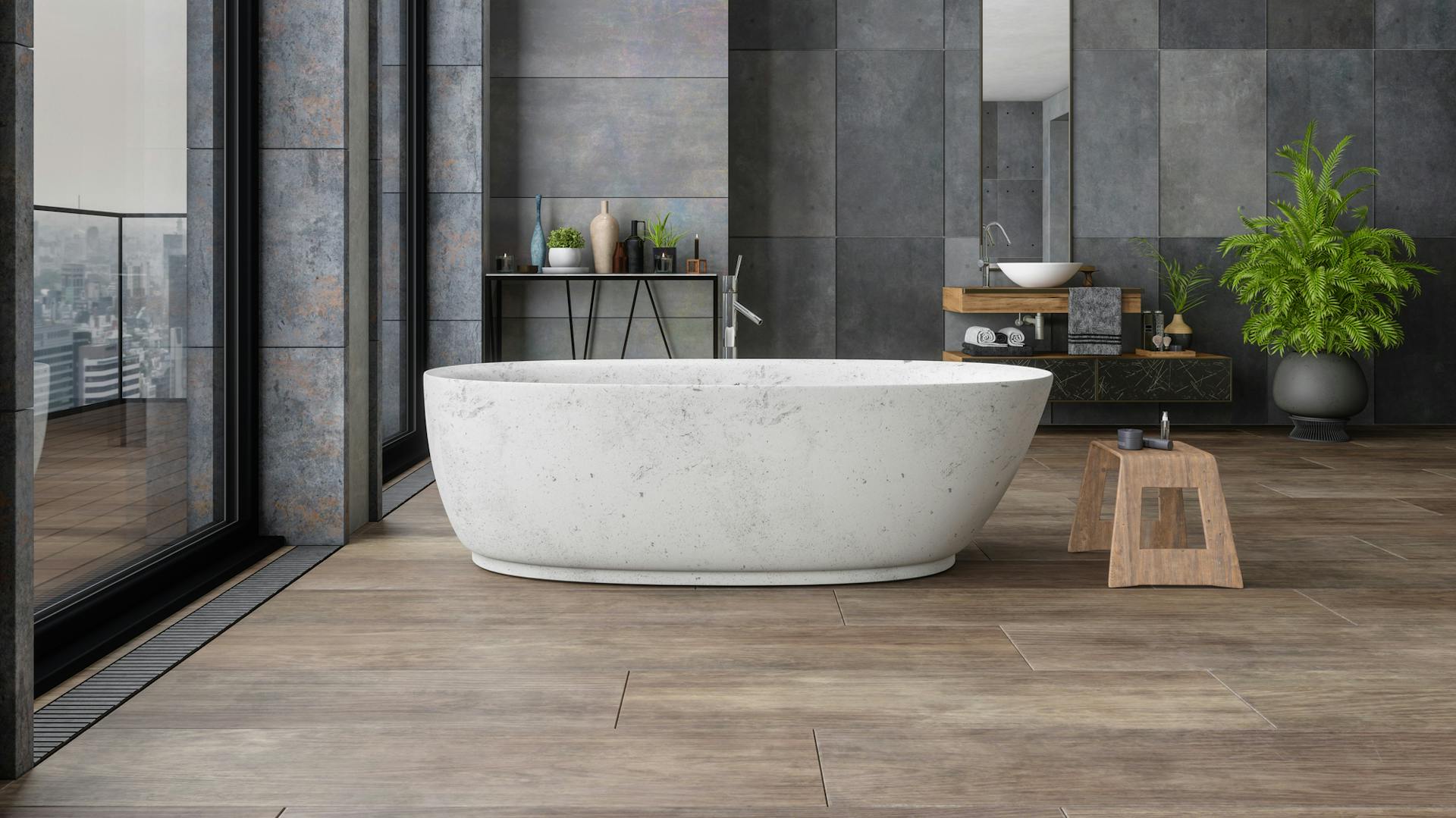 Ein geräumiges Wellness-Badezimmer mit freistehender Wanne