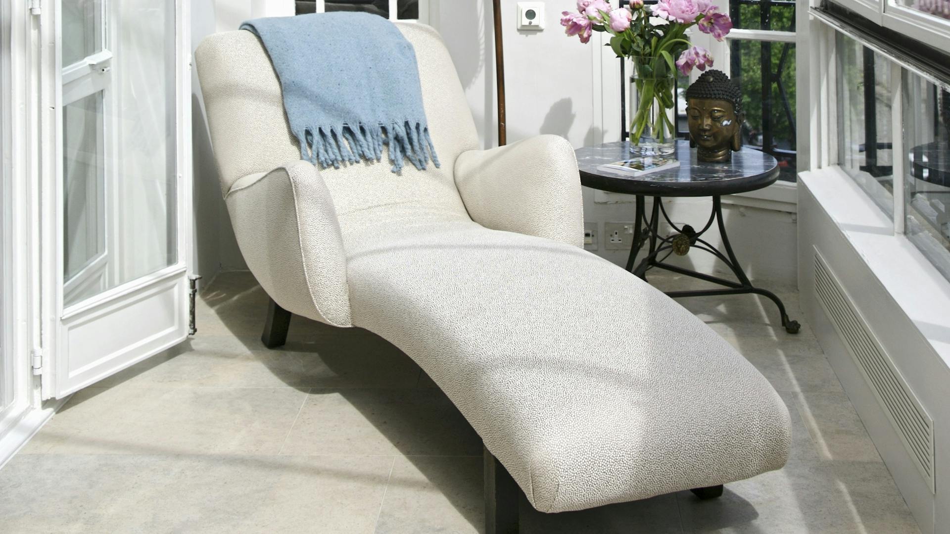 Ein Wellnesssessel steht in einem Wintergarten.