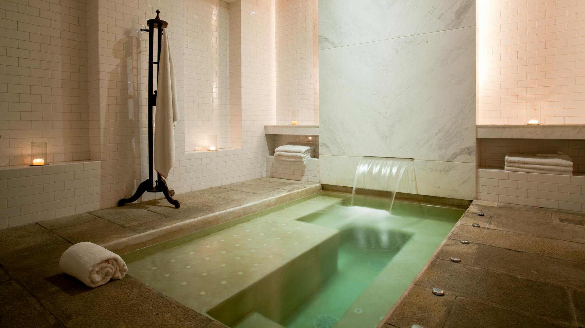 Ein Wellness-Wasserbecken im Souterrain eines Hauses