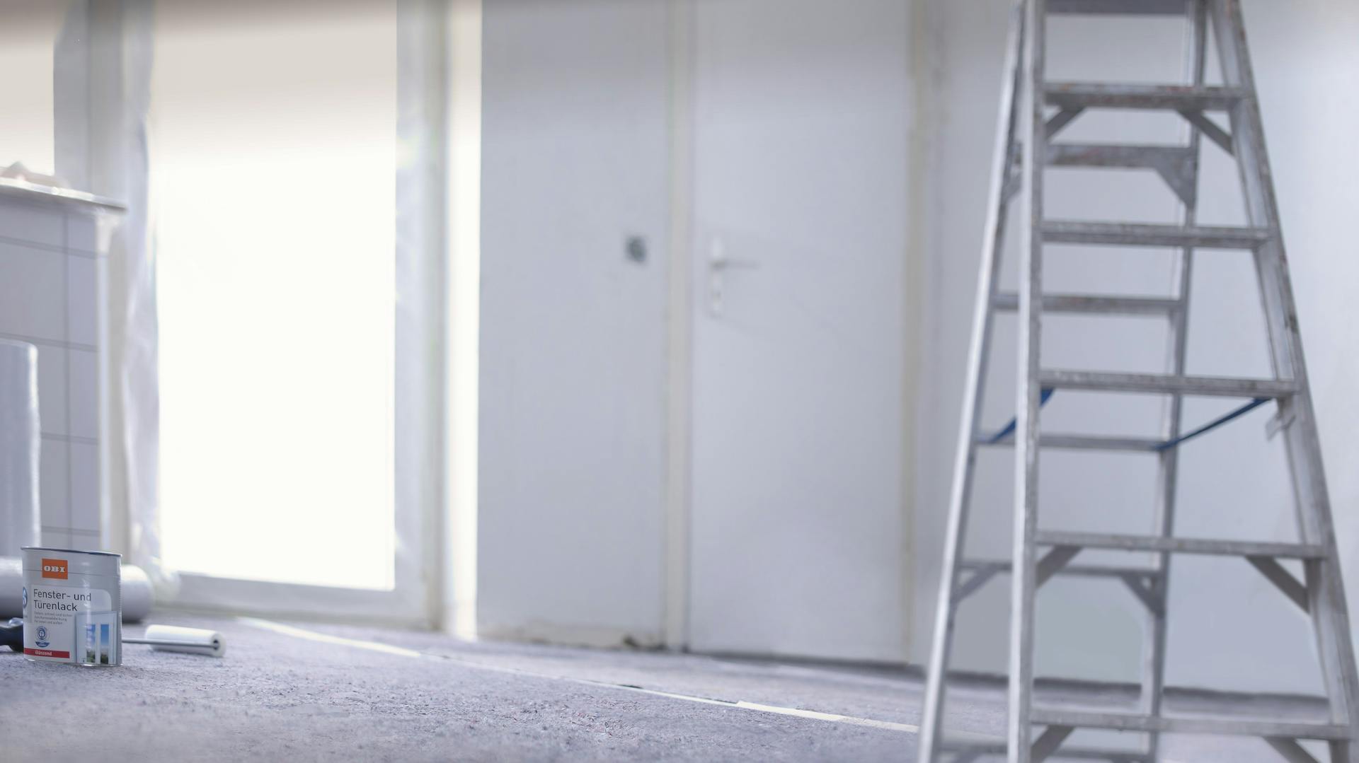 Eine Leiter steht in einer Wohnung, die gerade renoviert wird.