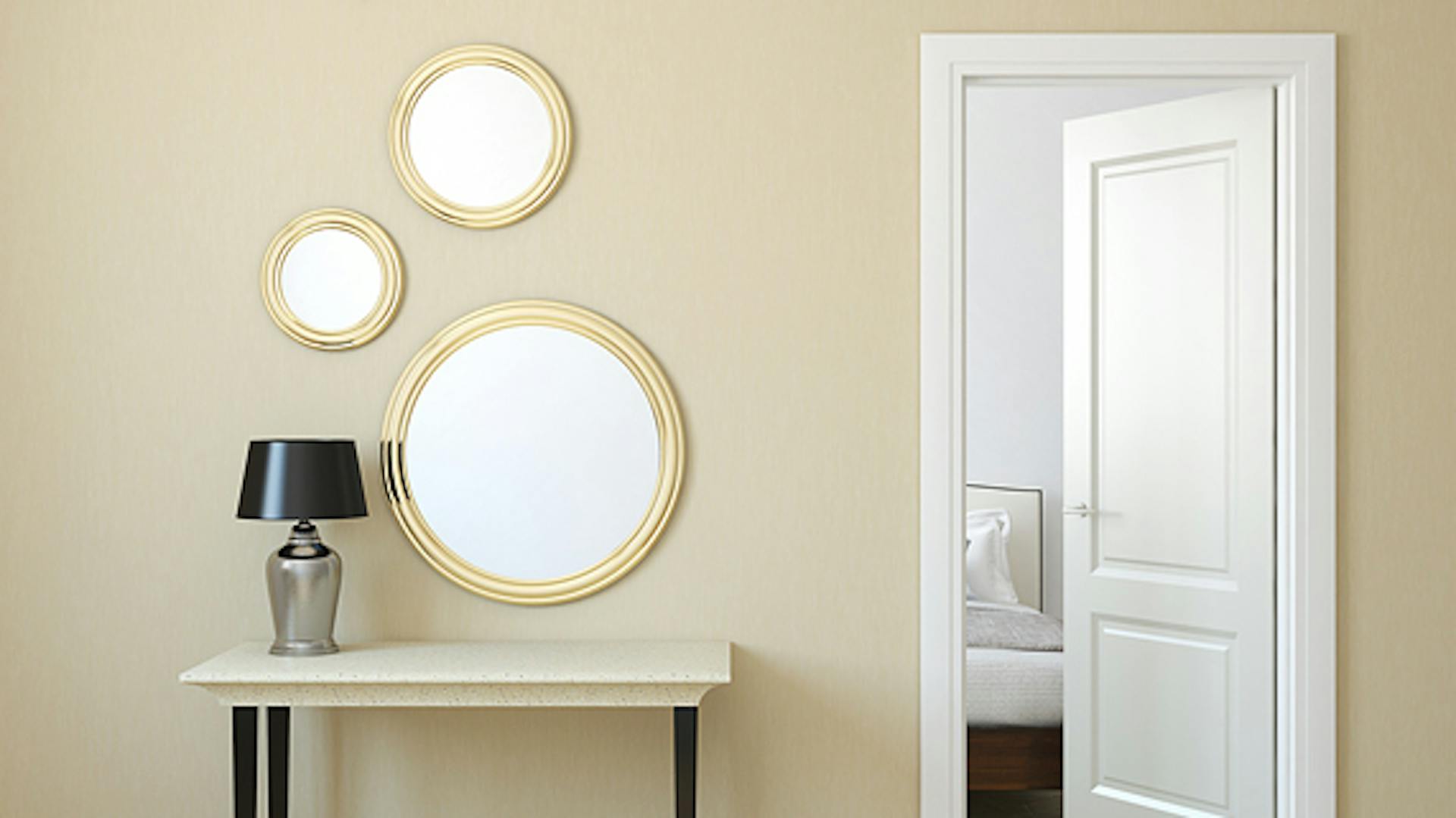 Flur mit Tür, Tisch und Spiegeln