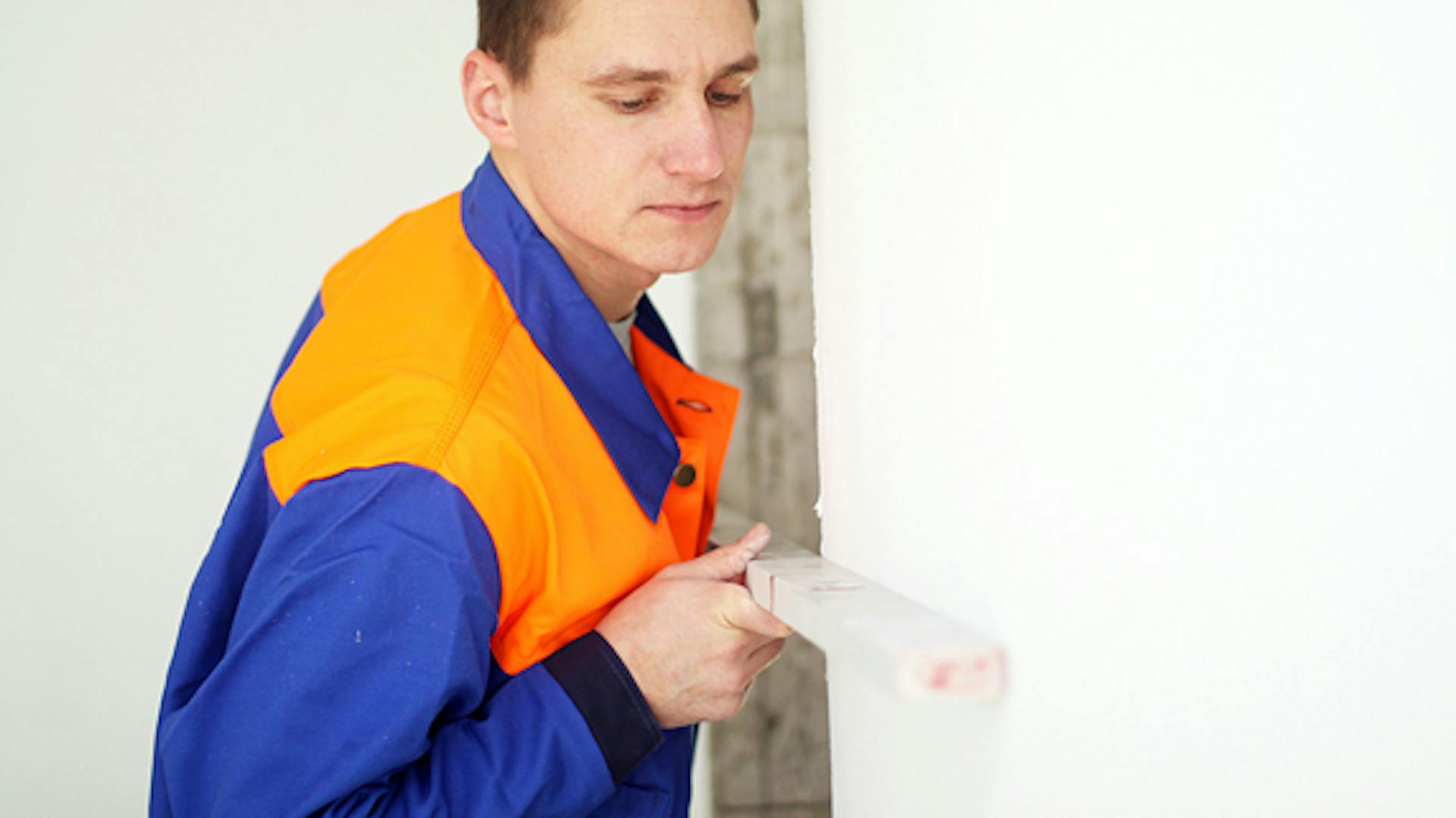 Mann misst Türzarge aus