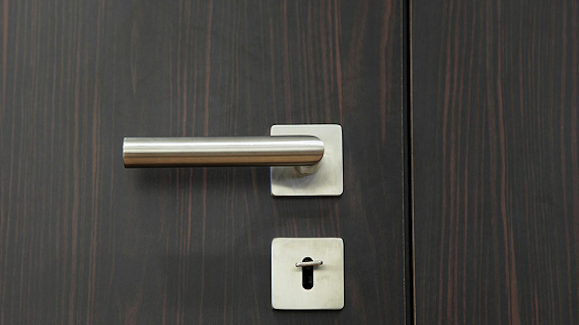 Türklinke auf dunkler Holztür