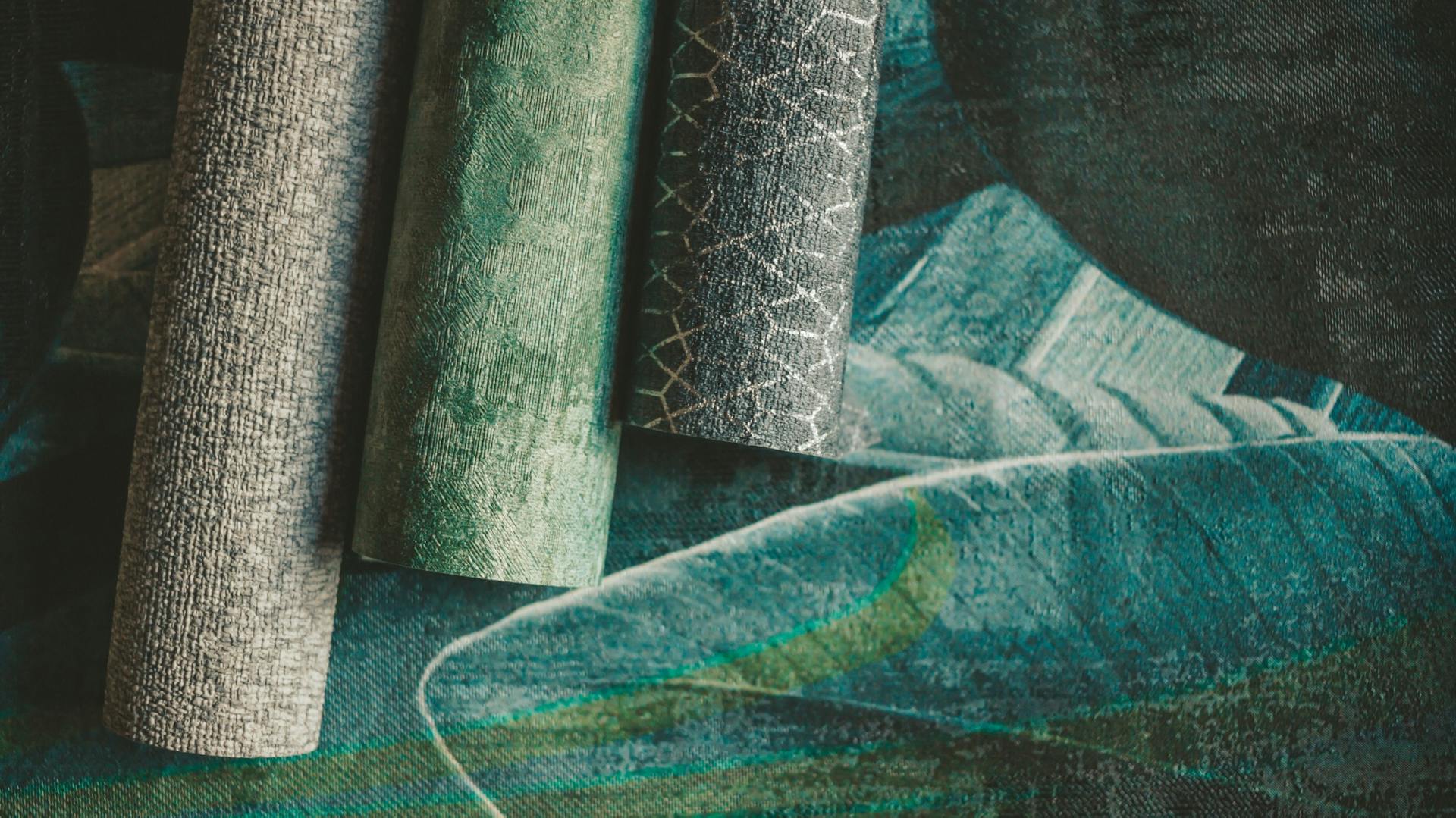 Tapenrollen in verschiedenen Grüntönen mit Struktur.