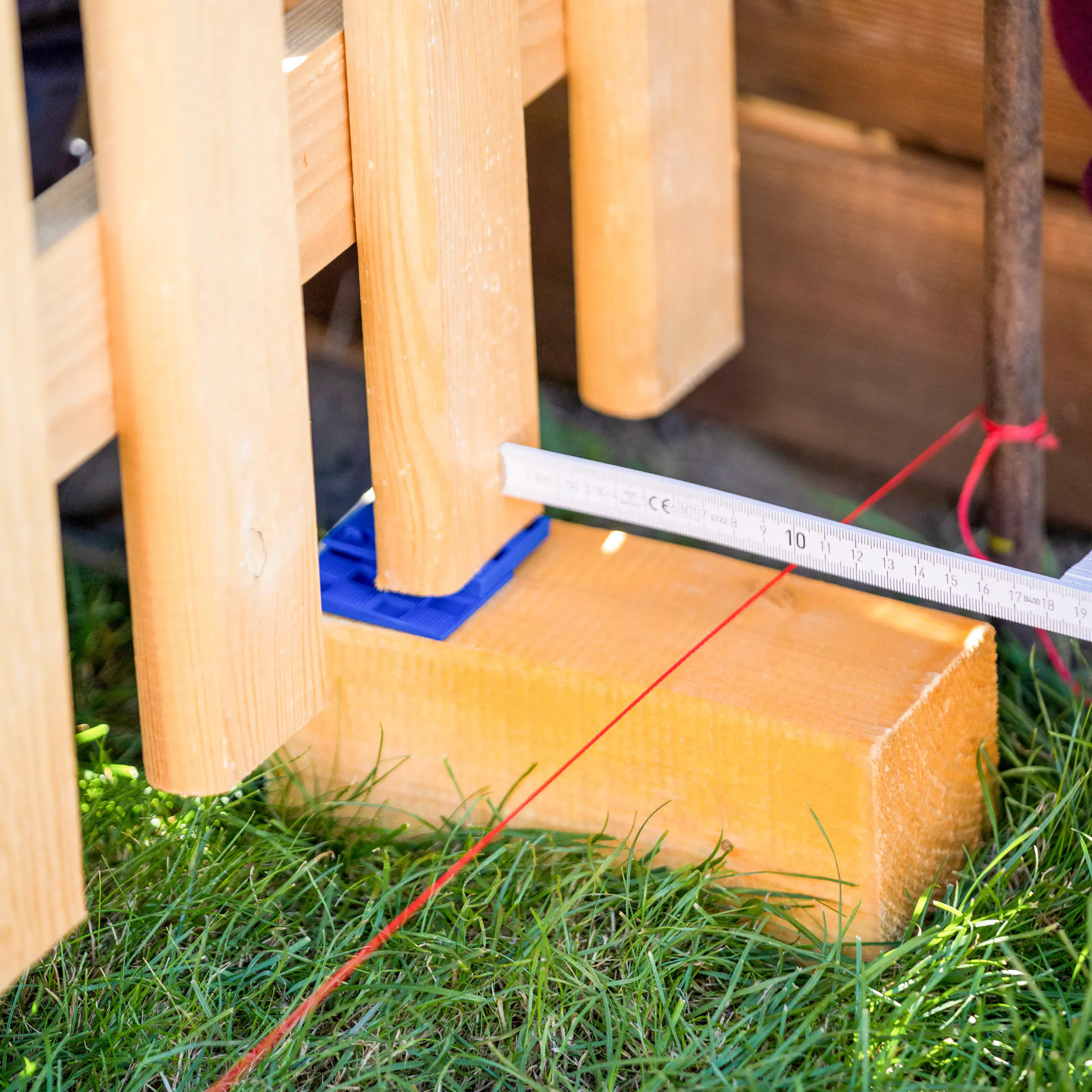 Lattenzaun steht auf einem Holzklotz
