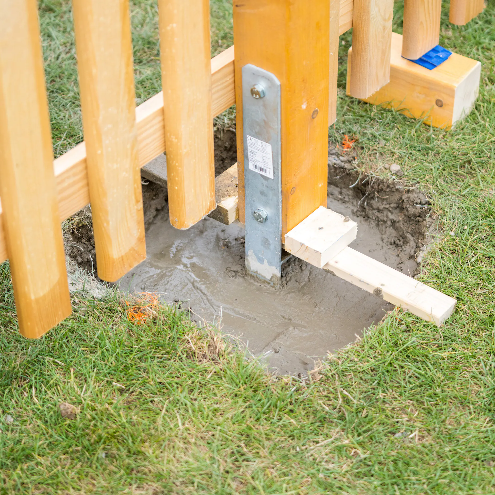 Einbetonierter Zaunpfosten