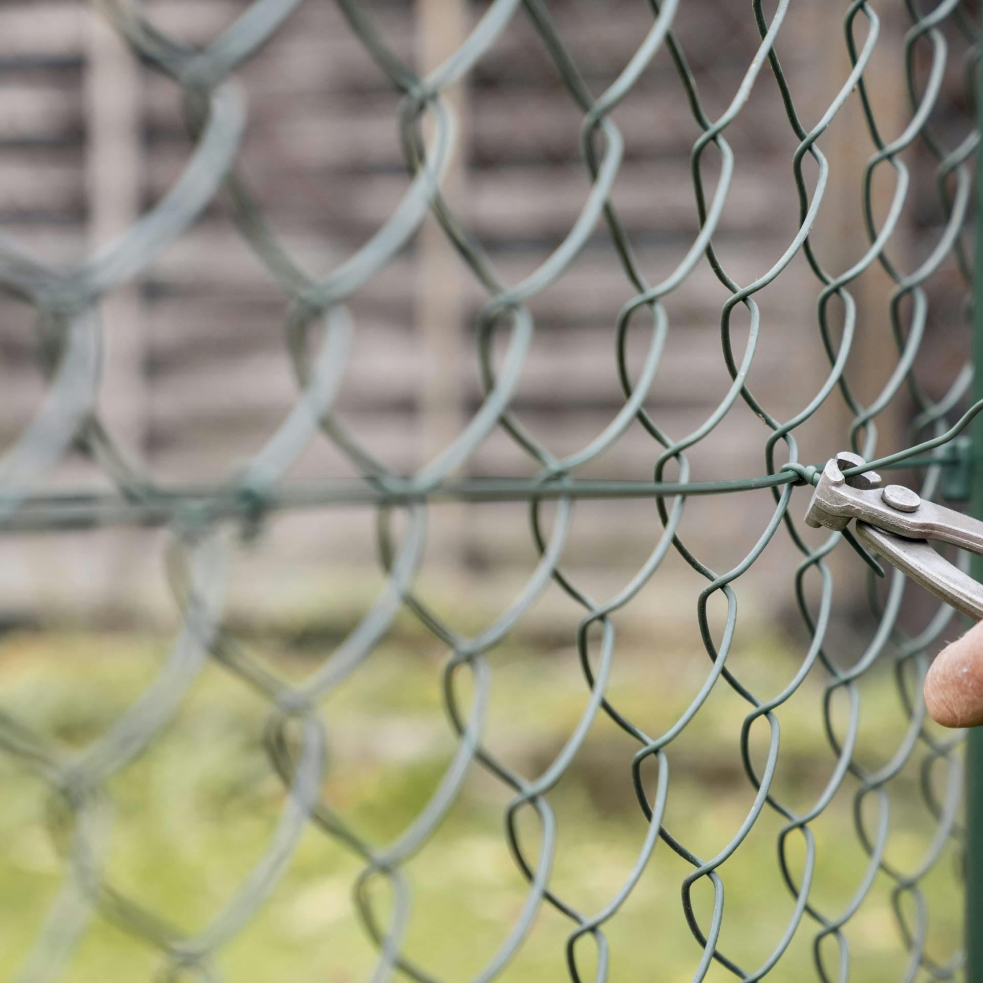 Prepletený drôt v strede plota sa skráti