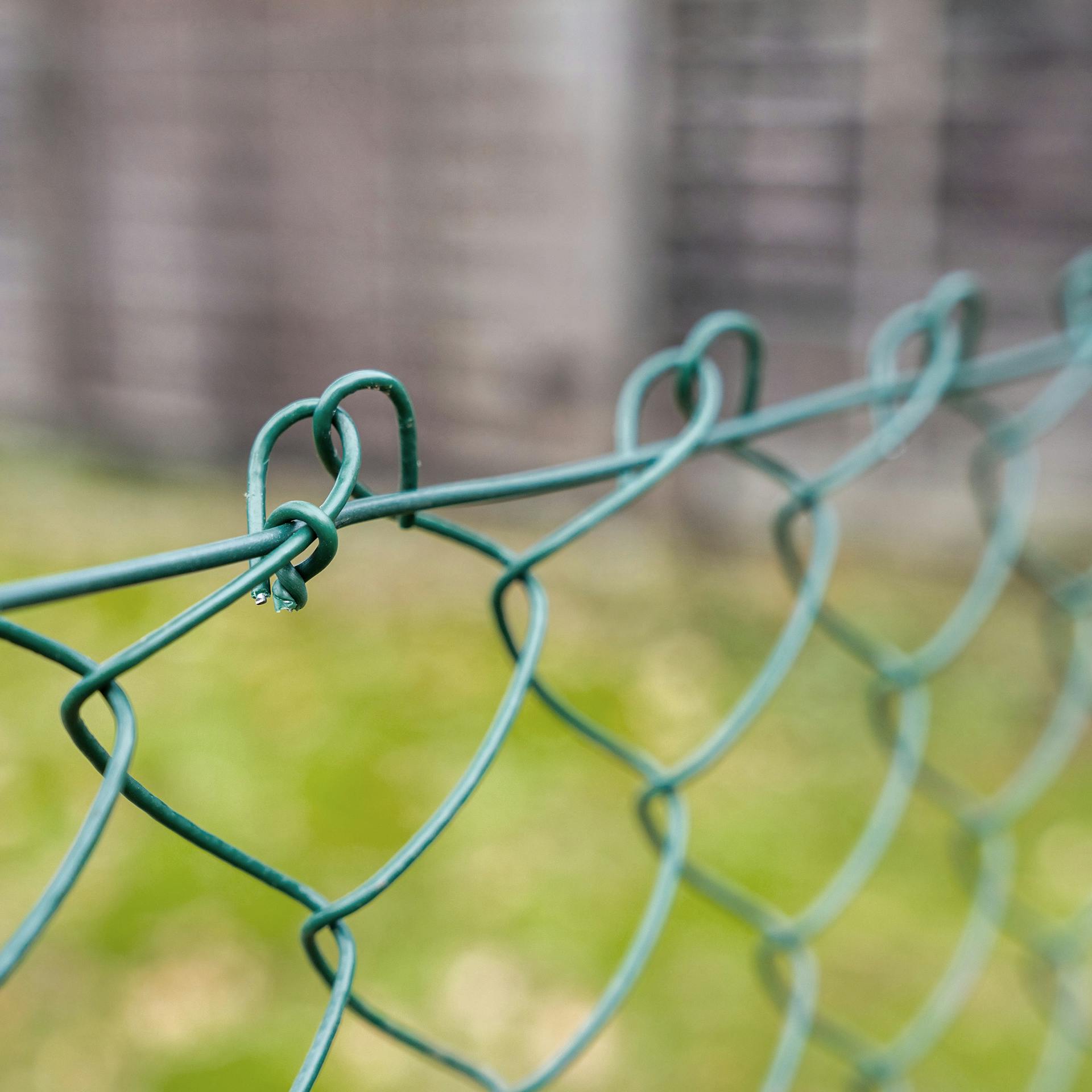 Maschendrahtzaun spannen und korrekt montieren | OBI