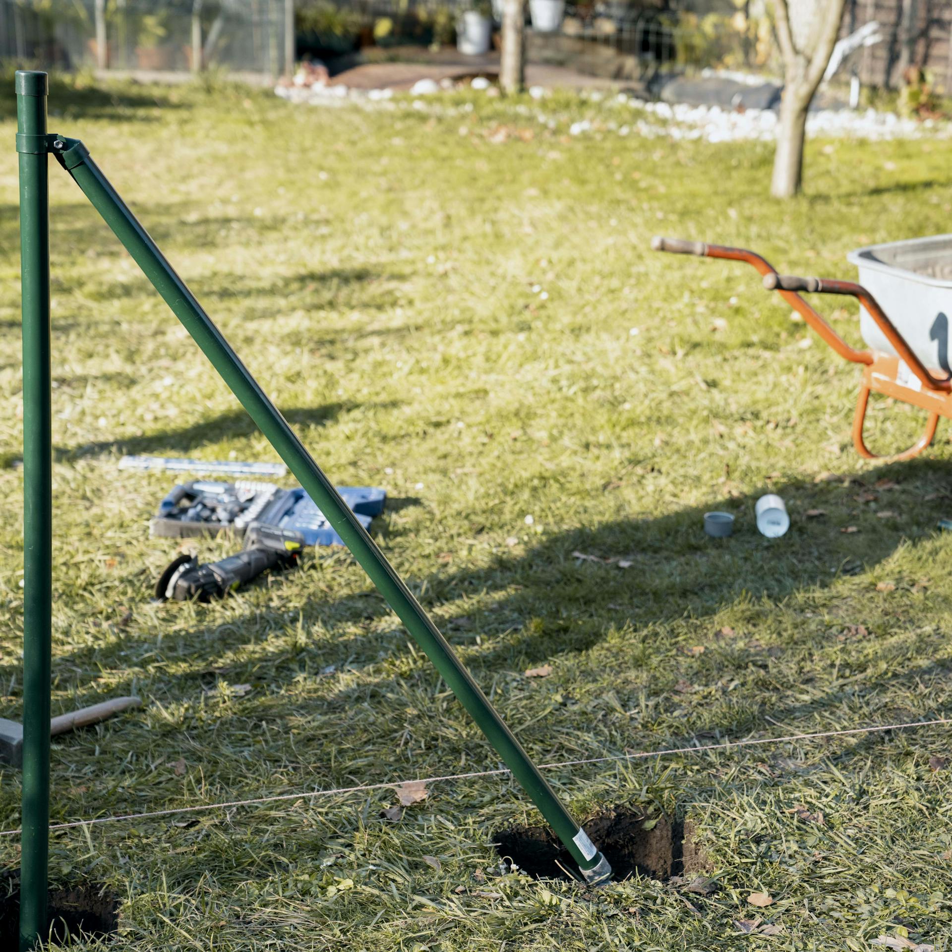 Priečna vzpera je vložená a spojená s plotovým stĺpikom, v pozadí je fúrik.