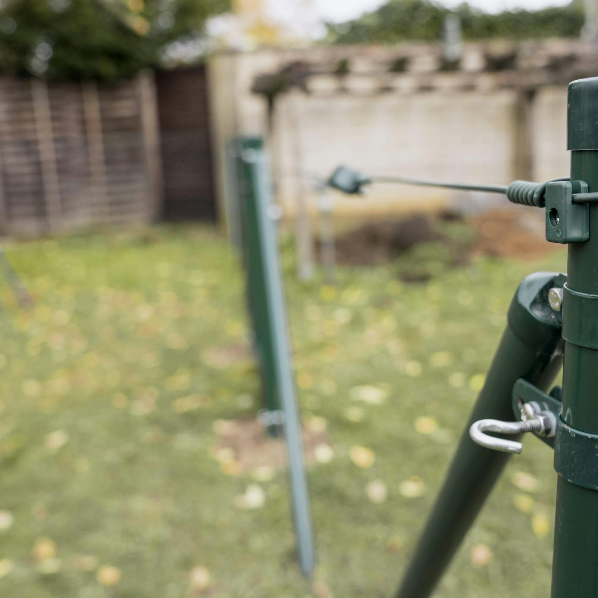 Napínací drôt je natiahnutý medzi dvoma stĺpikmi.