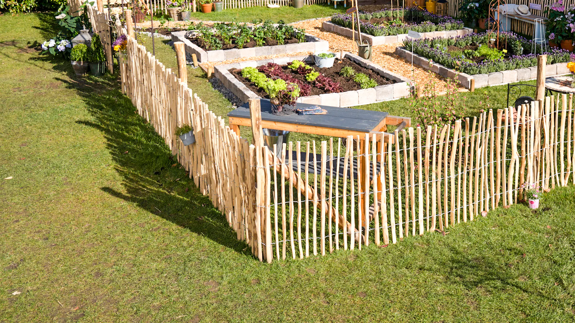 Staketenzaun um einen Gemüsegarten