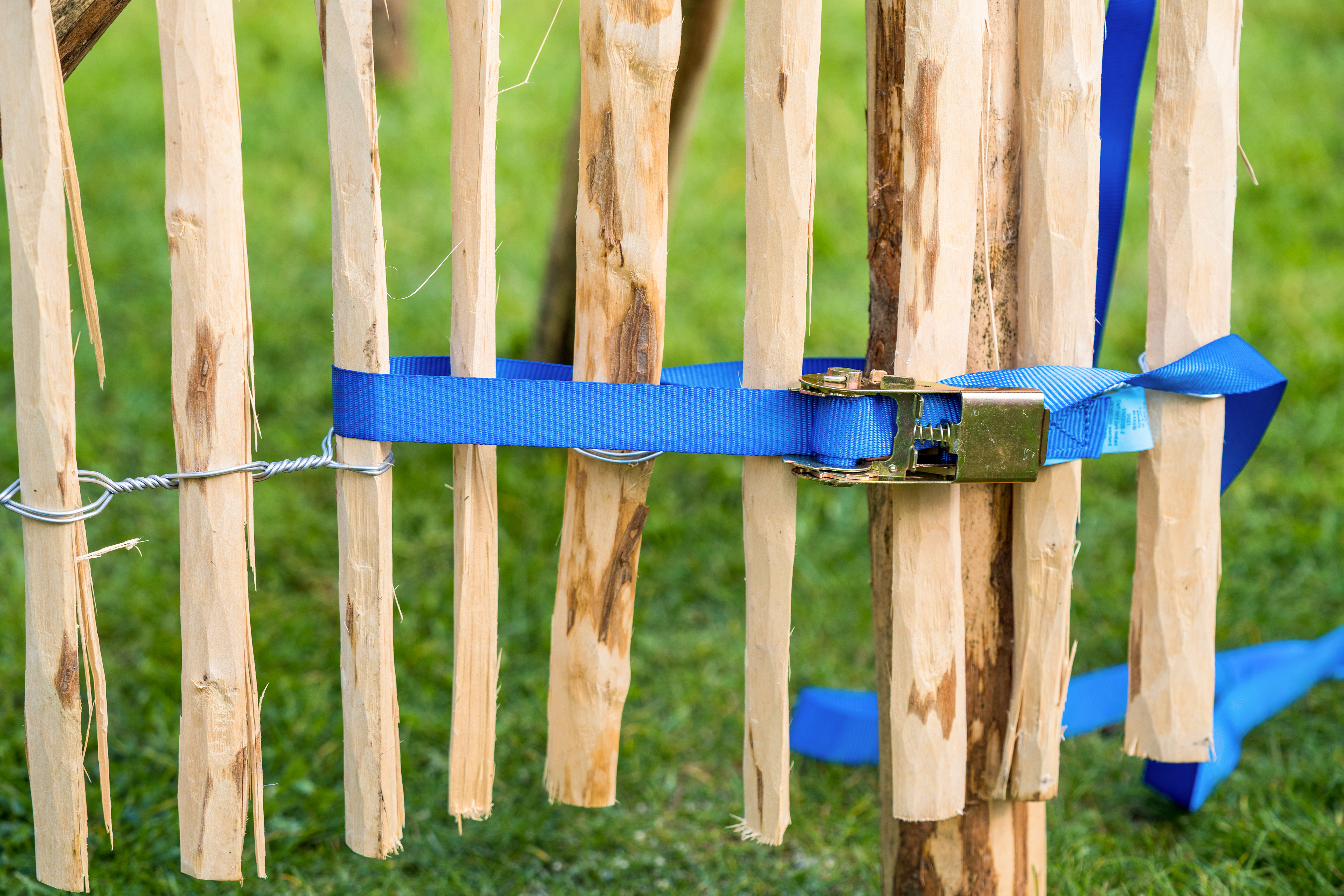 Staketenzaun bauen Anleitung mit Video OBI