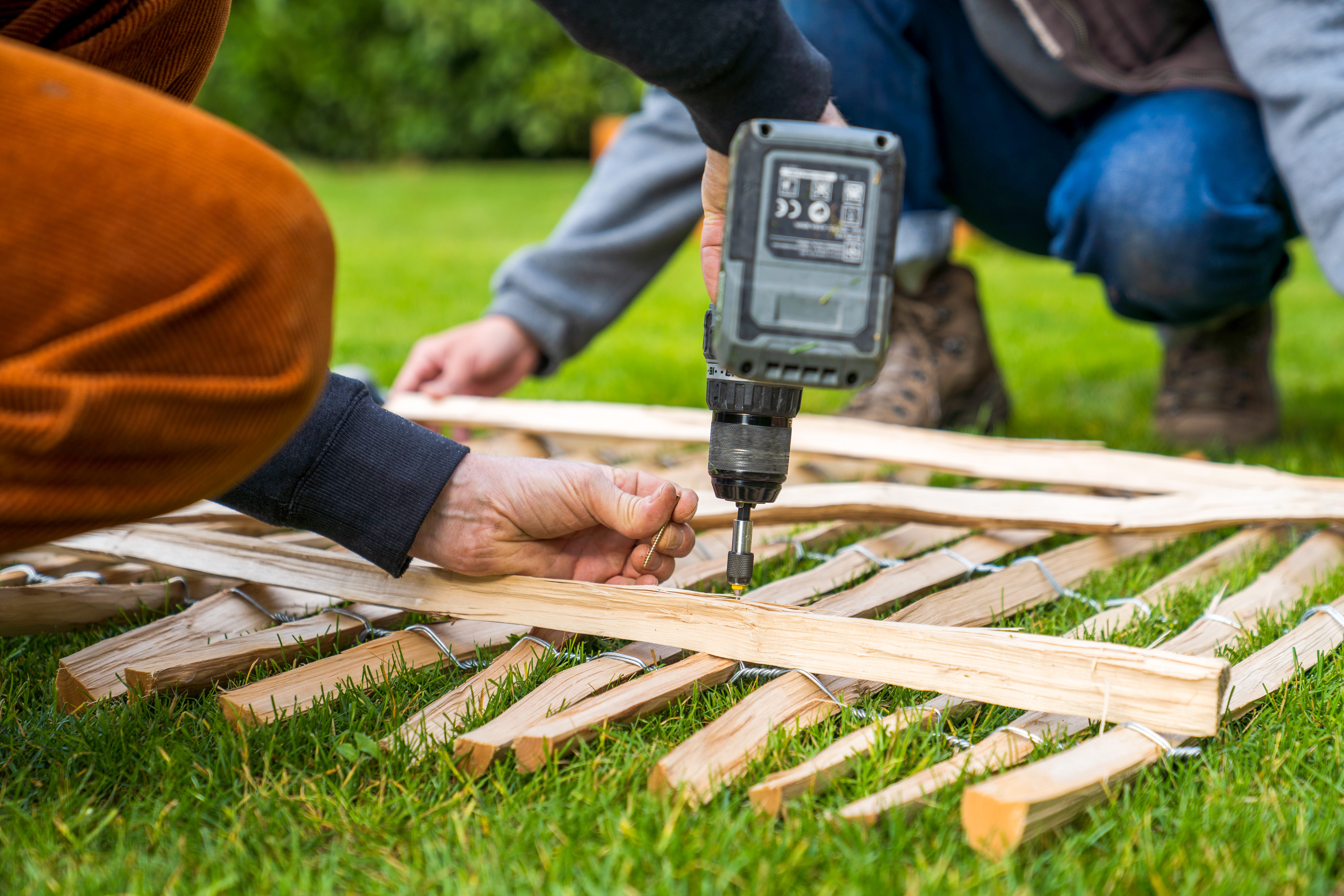 Staketenzaun bauen Anleitung mit Video OBI