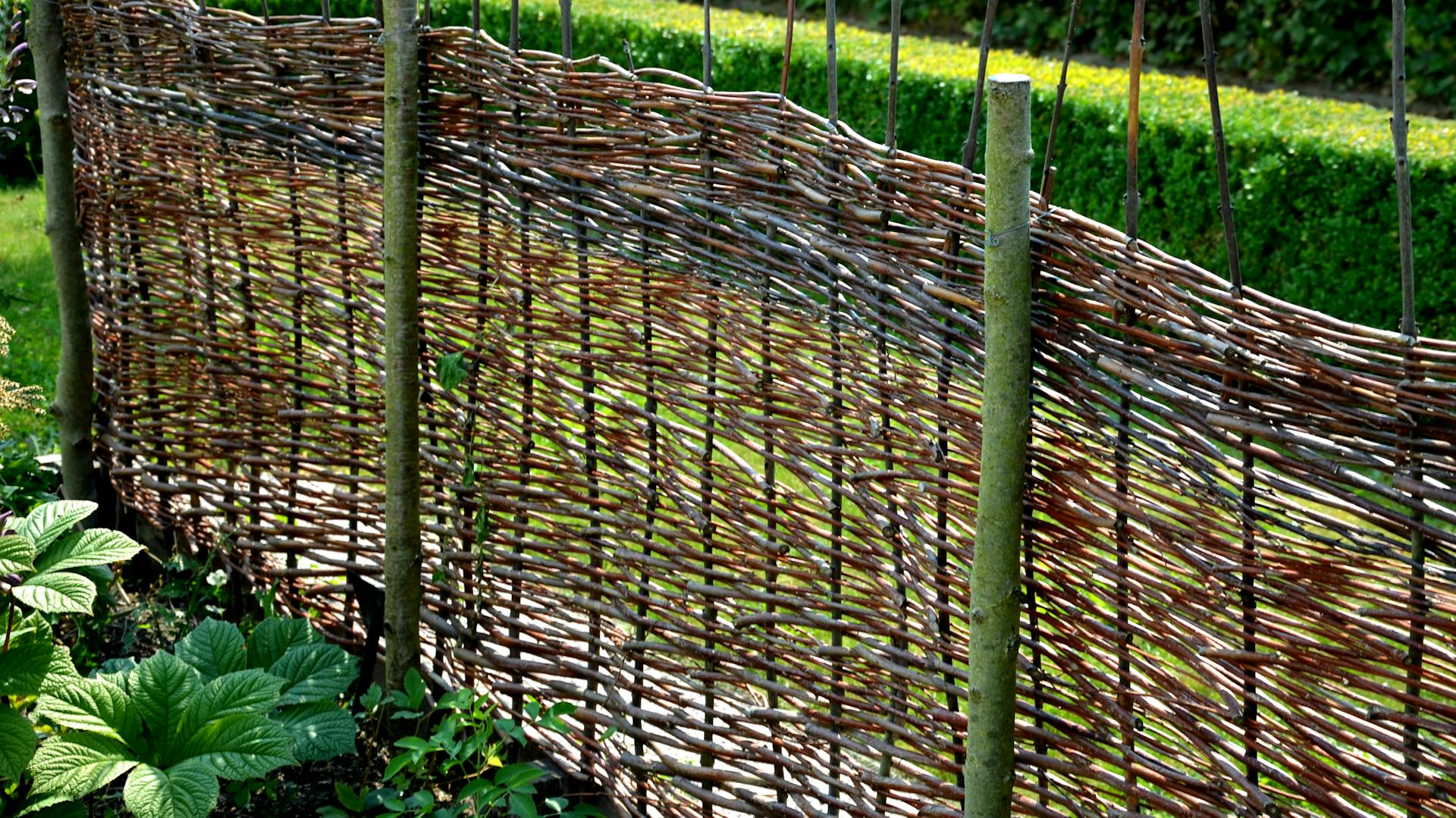 Ein geflochtener Weidenzaun im Garten