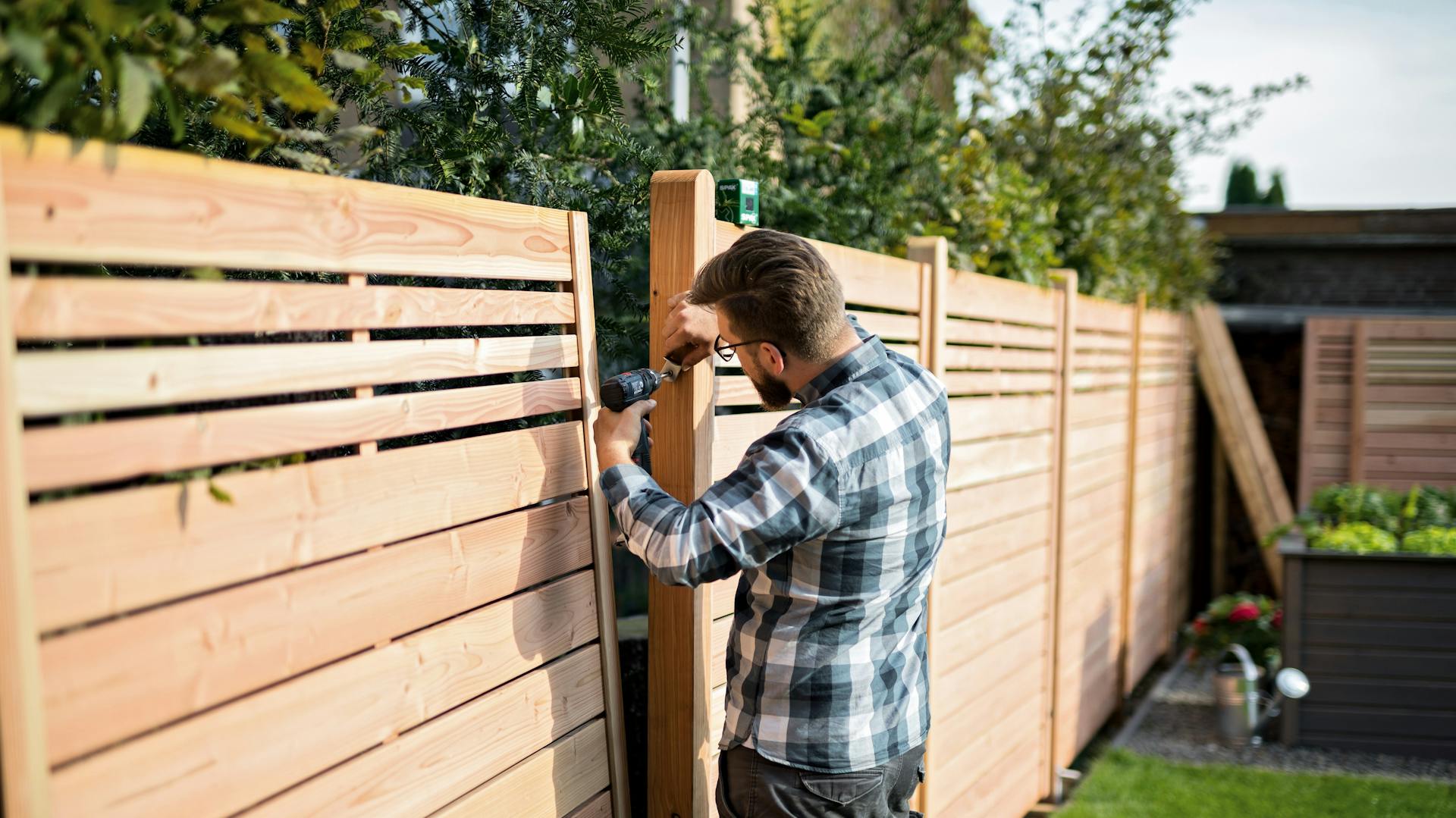 Egy fakerítés összeszerelése