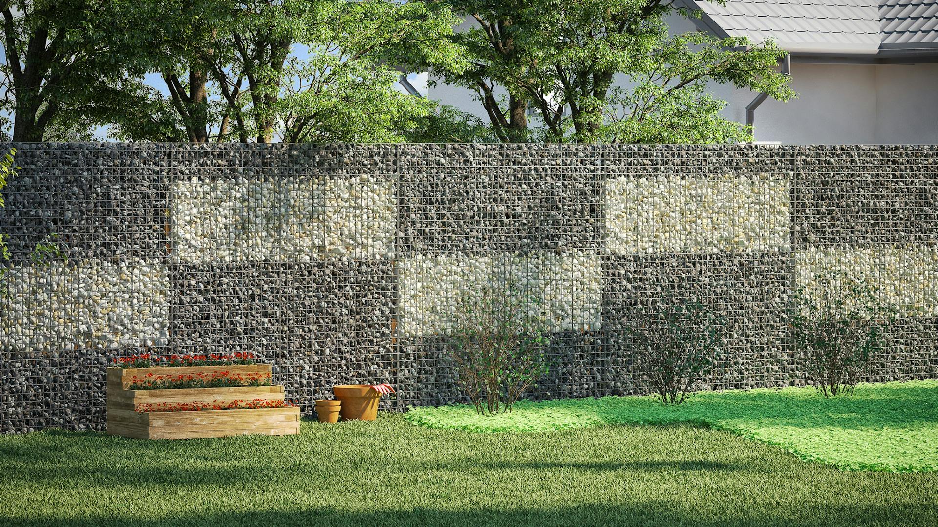 Eine gemusterte, graue Gabione dient als Sichtschutz.