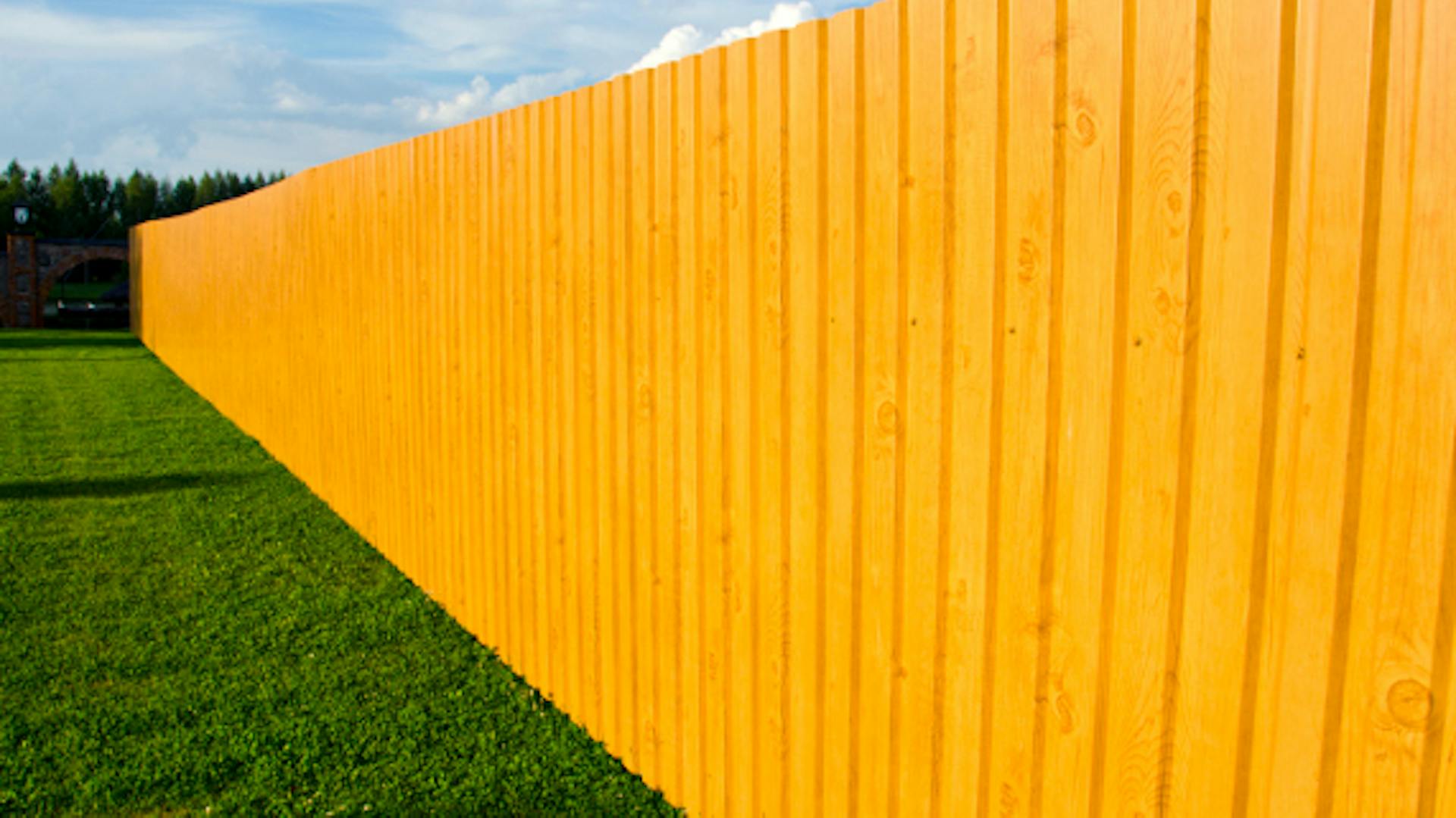 Uno steccato in legno su un prato ben curato.