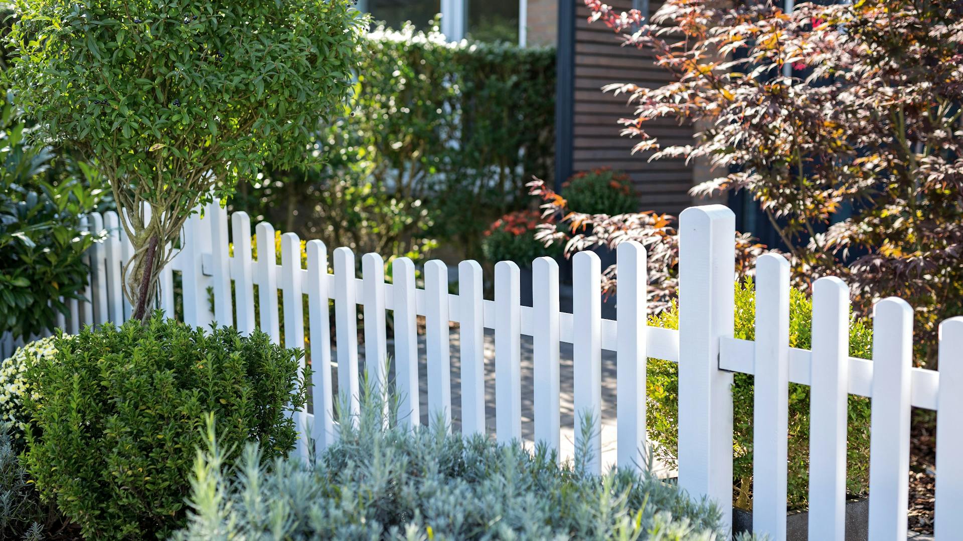 Weißer Vorgarten-Zaun aus Holz