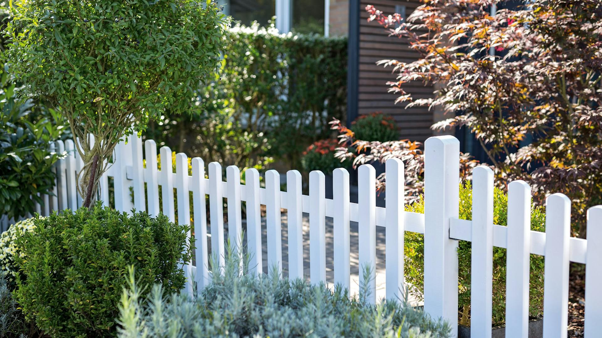 Weißer Gartenzaun aus Holz