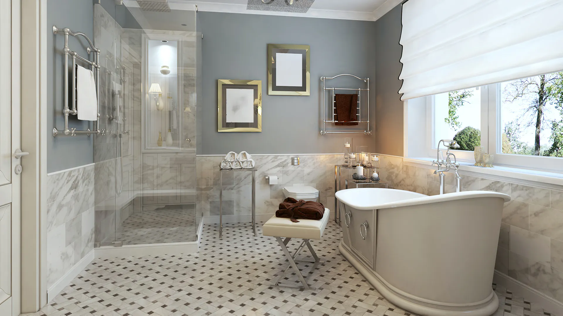 Badezimmer mit halbhohen Marmorfliesen. Darüber hellblaue Wandfarbe. Seitlich eine freistehende Badewanne, in der Ecke eine Duschkabine.