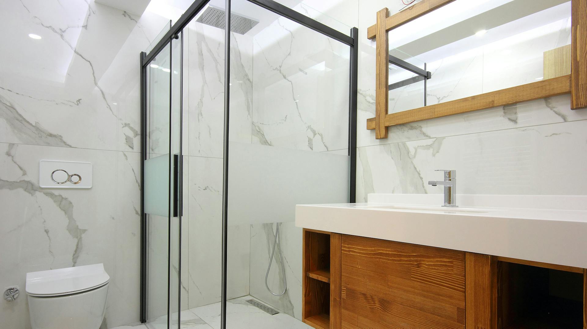 Bad mit Marmorfliesen an Boden und Wänden