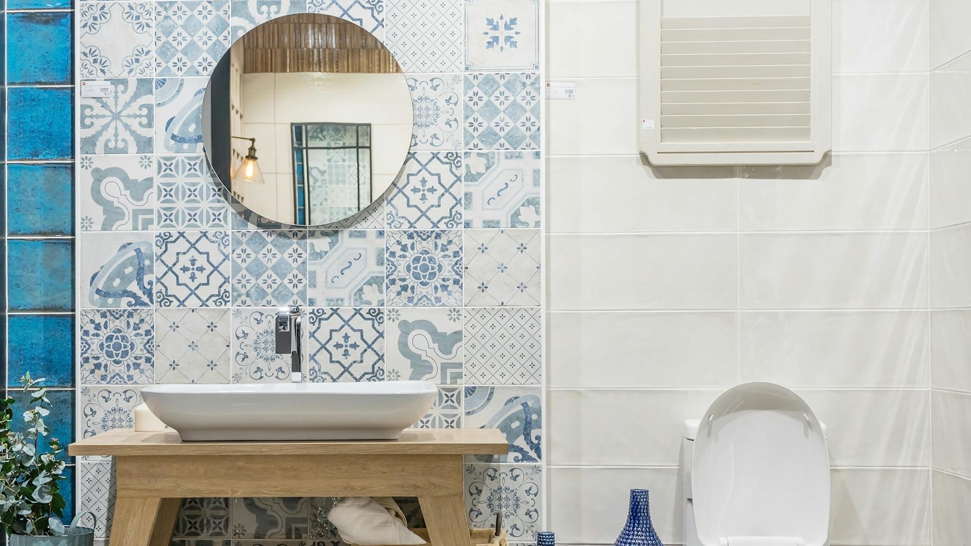 Bad mit unterschiedlichen Wandfliesen in maritimem Look