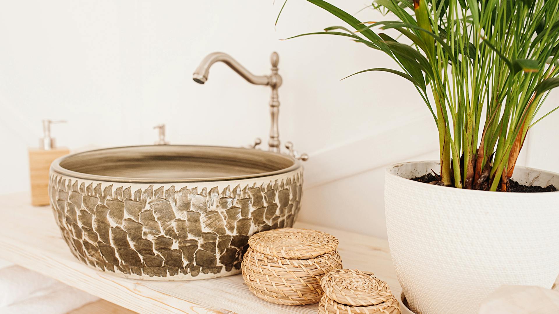 Asiatisches Badezimmer mit verspieltem Waschbecken und Pflanze