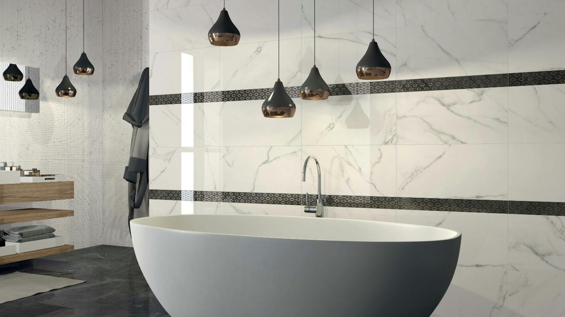 Freistehende weiße Badewanne vor weiß marmorierter Wand. Darüber vier schwarze Hängelampen.