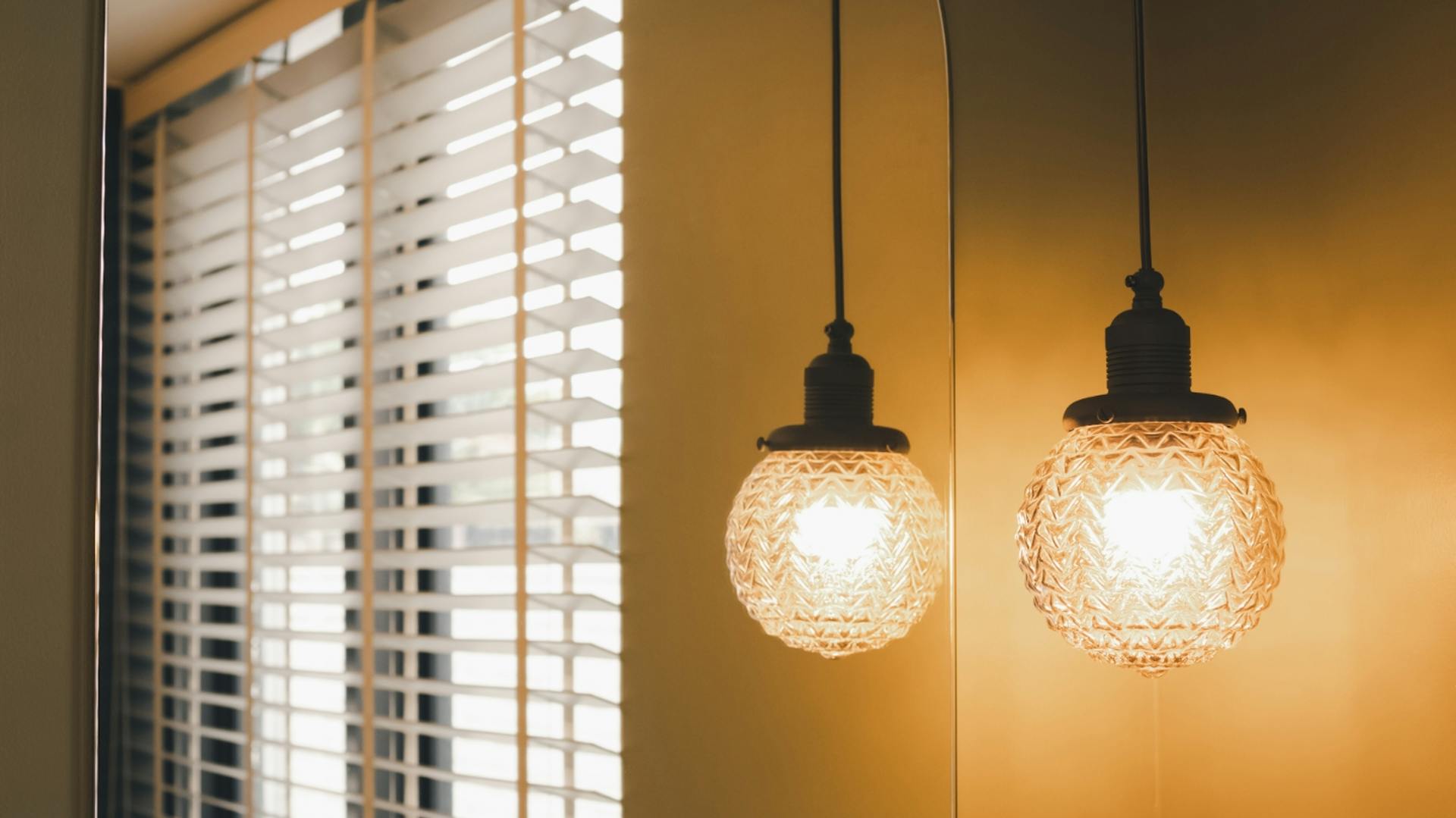 Spiegel im Bad mit Kugellampen und gelblich-warmem Licht