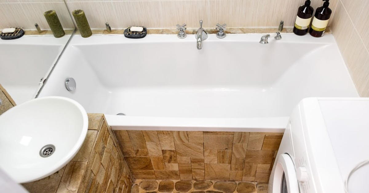Kleines Badezimmer mit Badewanne: Maximale Funktionalität auf minimalem Raum () Kleines Badezimmer mit Badewanne: Maximale Funktionalität auf minimalem Raum