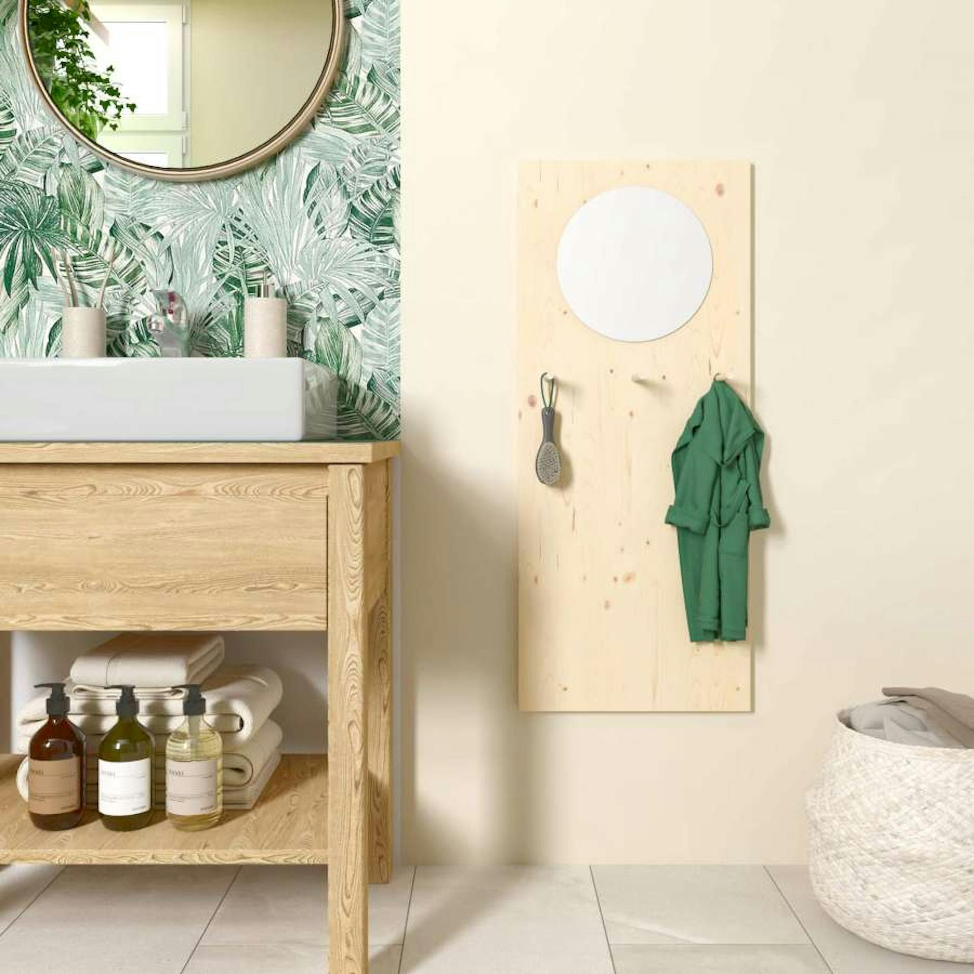 An einer hellen Wand befindet sich ein Spiegel, der an einer Garderobe befestigt ist, neben einem Waschtisch.