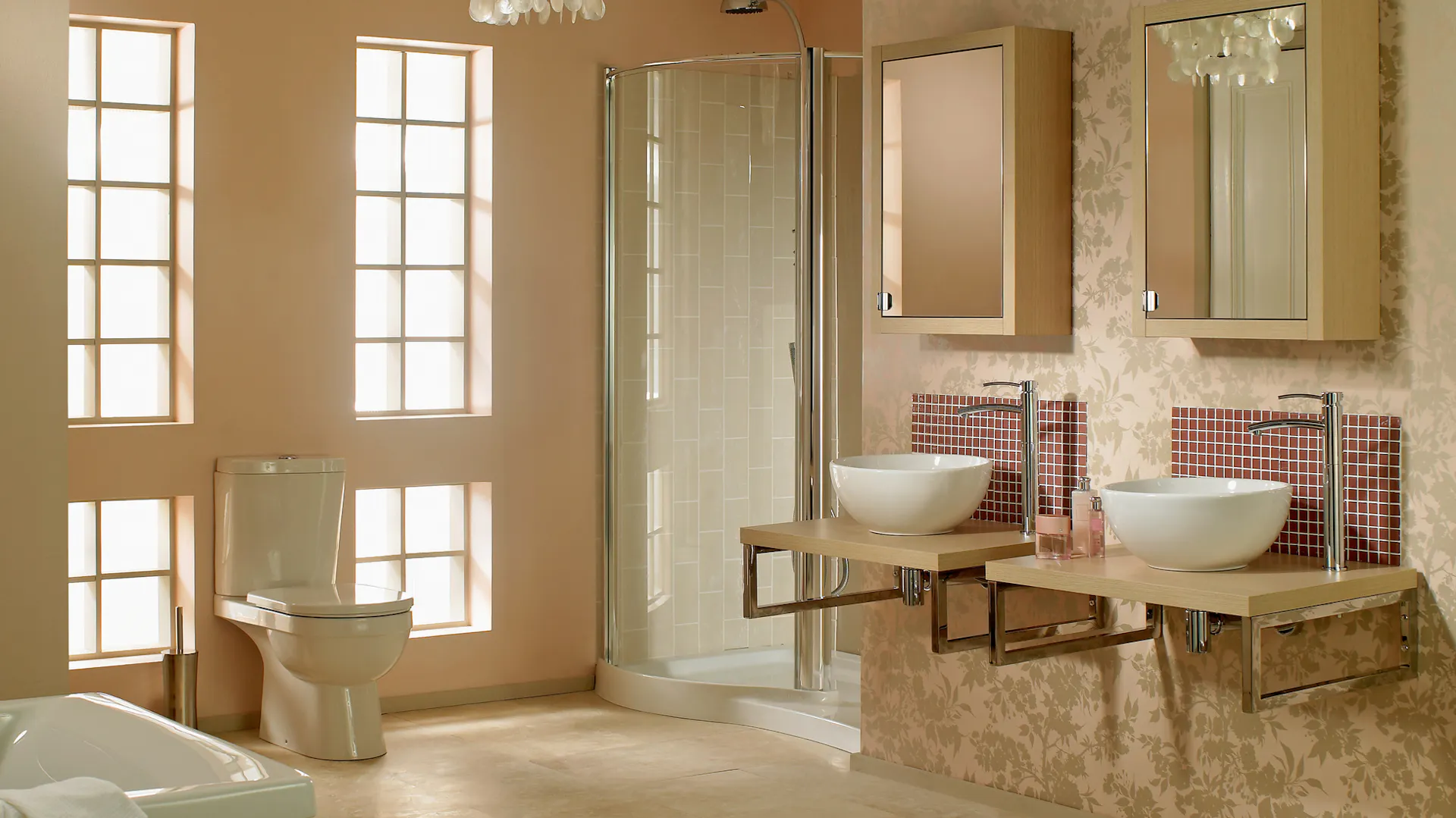 Luxuriöses Badezimmer mit Mustertapete