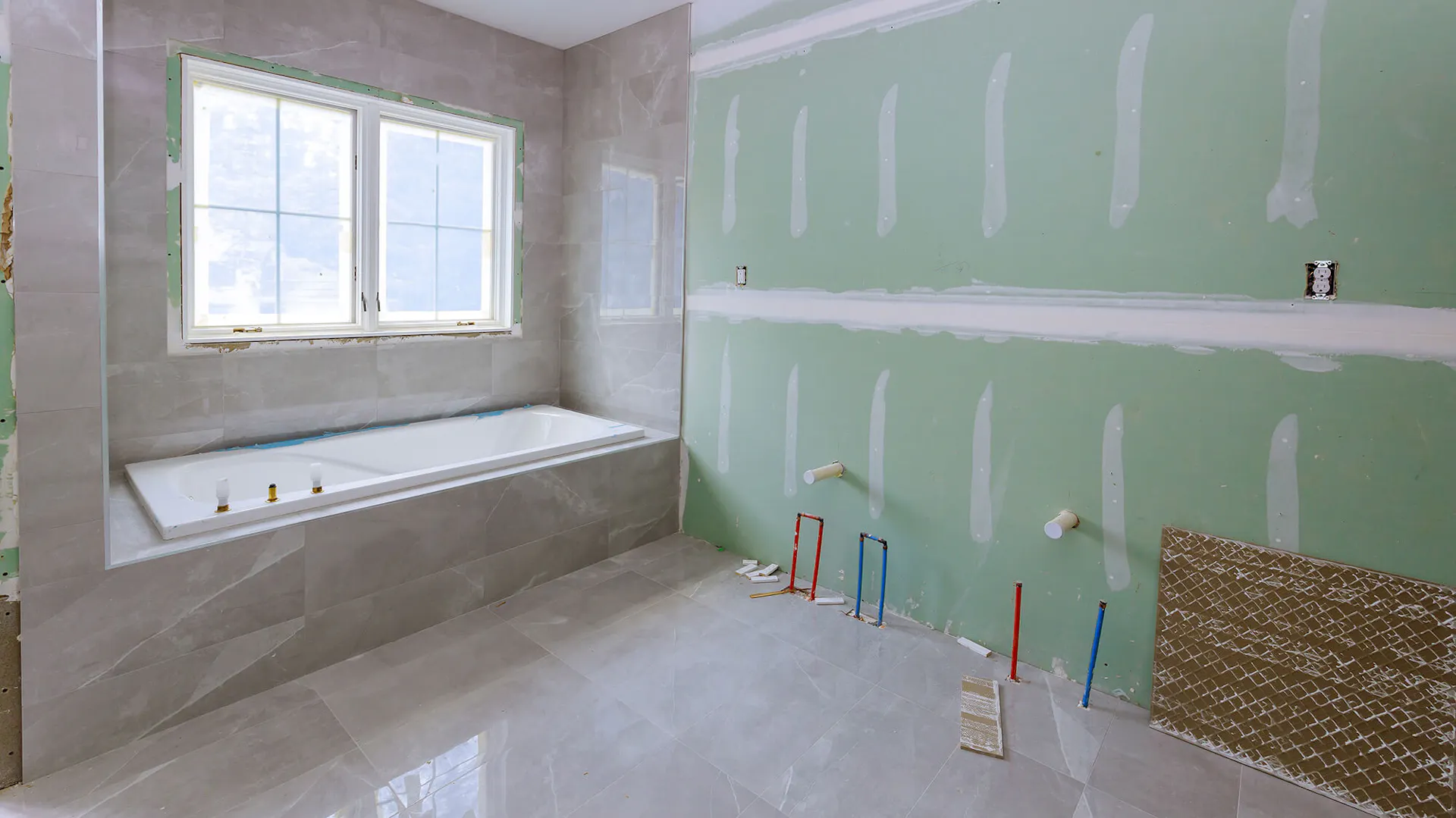 Badezimmer mit Badewanne im Rohbau.