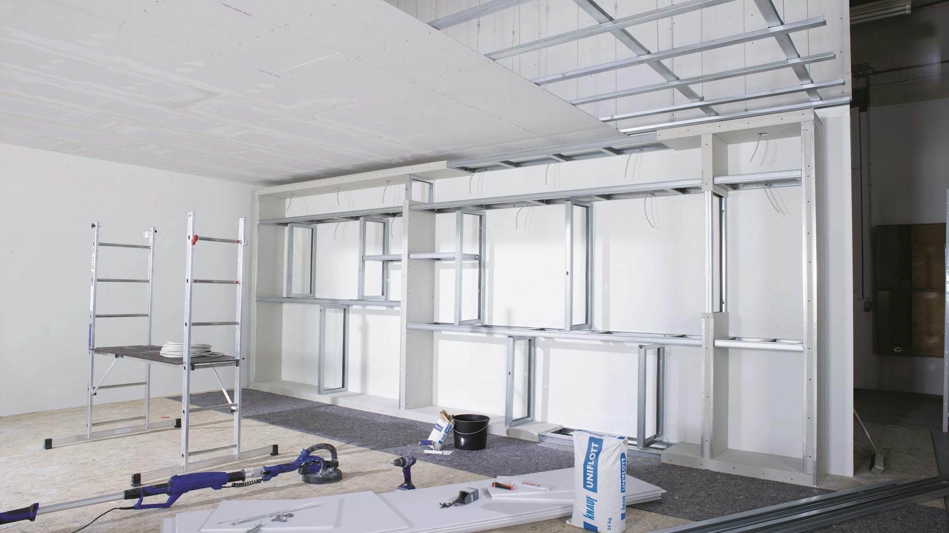 Vorbereitete Deckenabhängung, mit ersten montierten Platten.