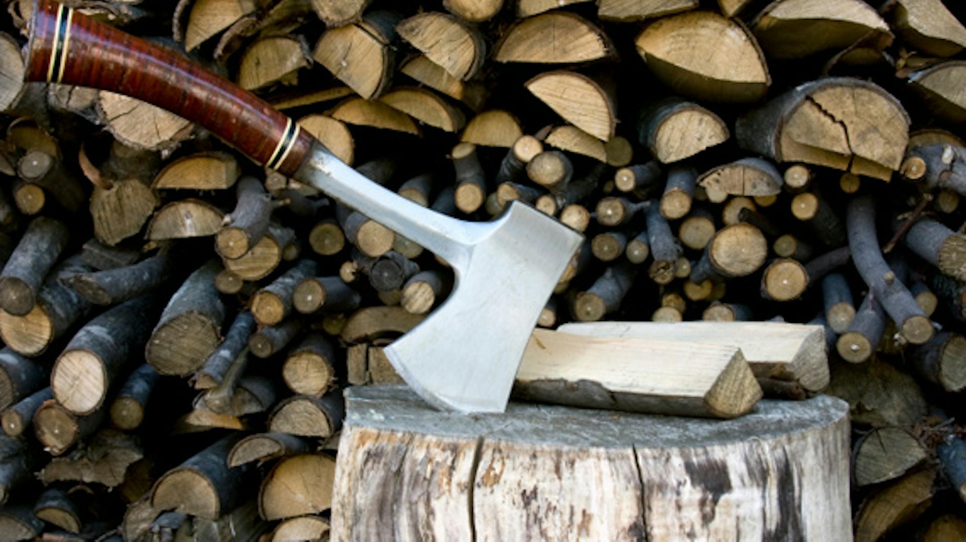 Acél balta egy tuskóban