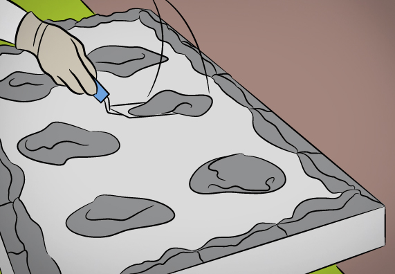 Heimwerker trägt Klebespachtel auf Dämmplatte auf: Umlaufend und sechs Batzen in der Mitte.