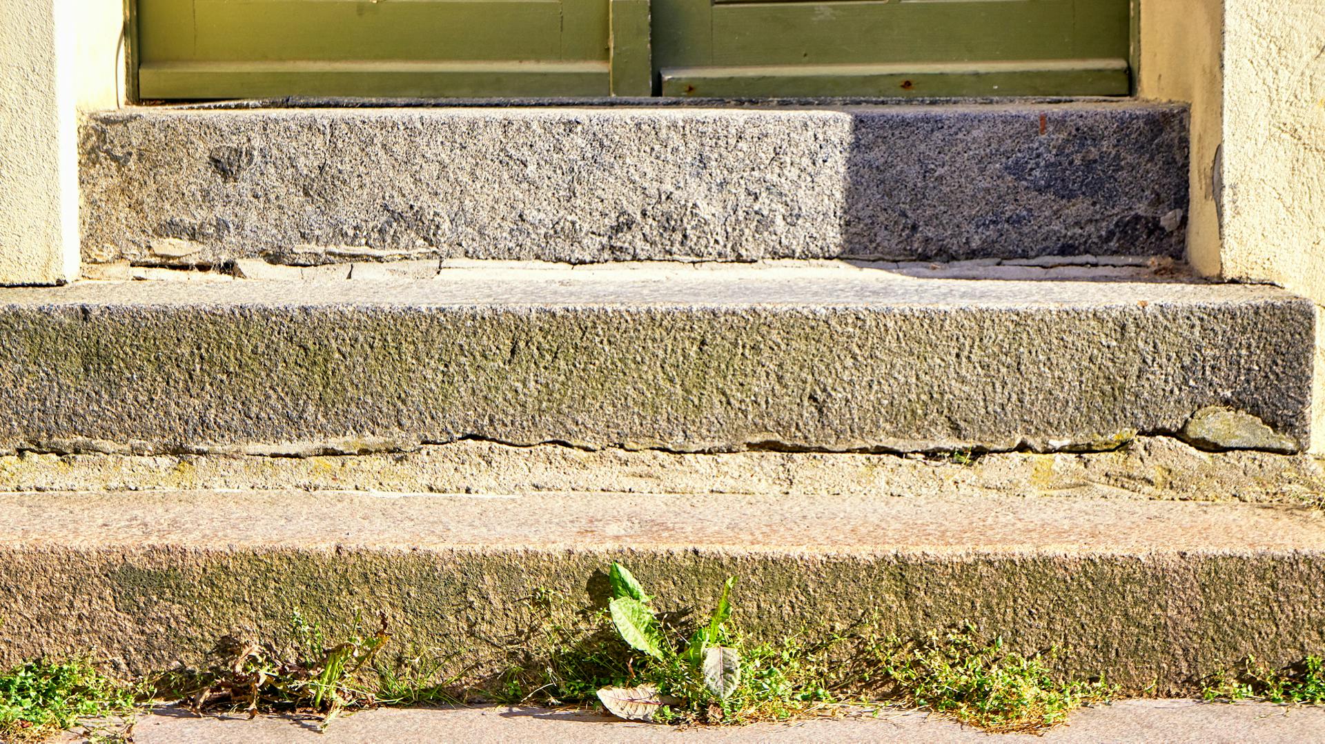 Sanierungsbedürftige Außentreppe