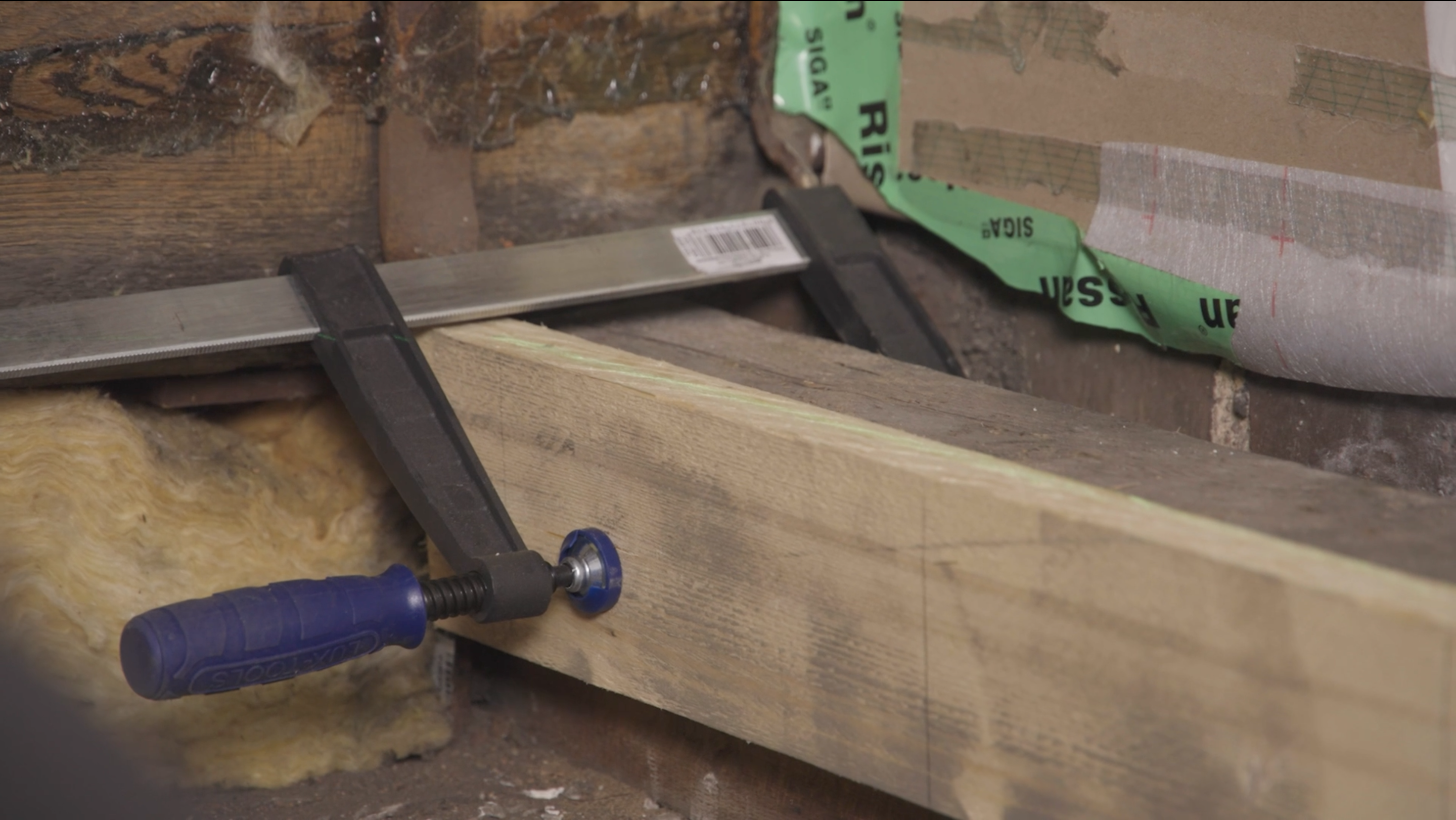 Bohle mit Schraubzwinge befestigen.