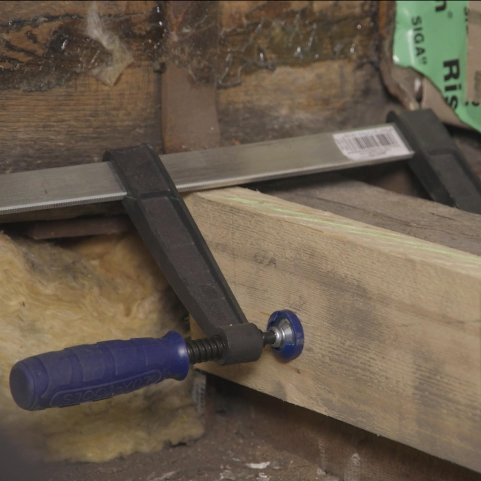 Bohle mit Schraubzwinge befestigen.