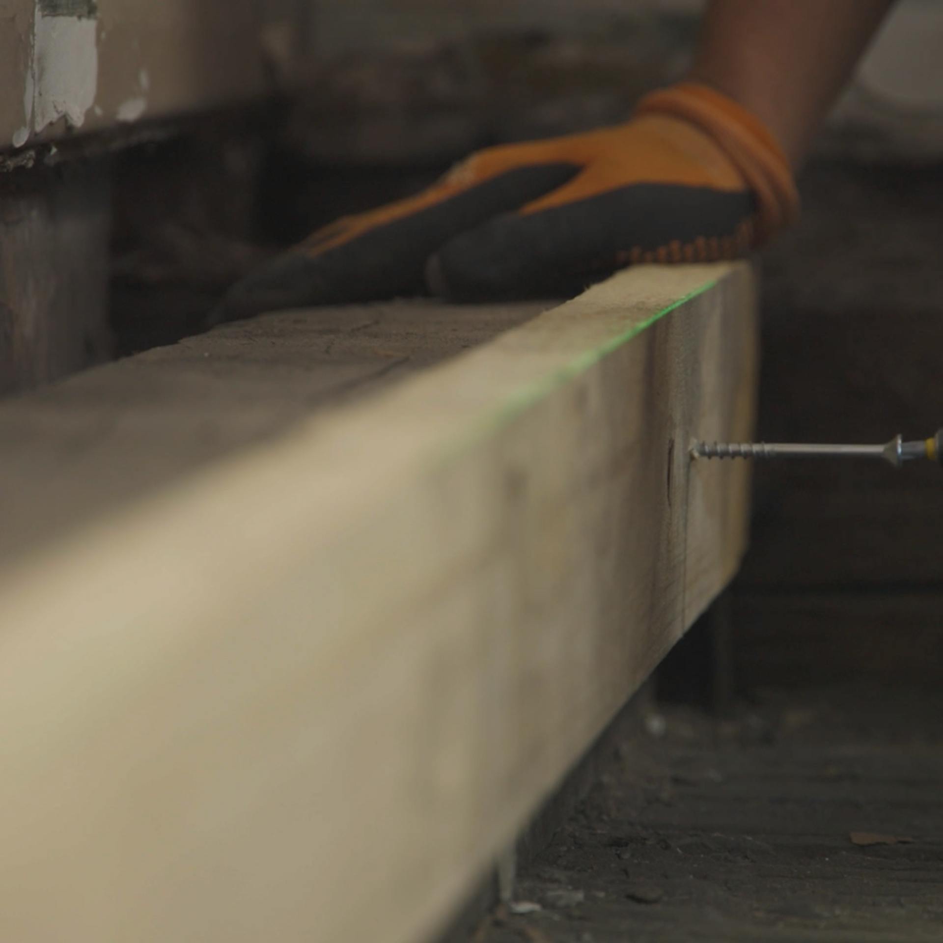 Balken mit Schraube verschrauben.