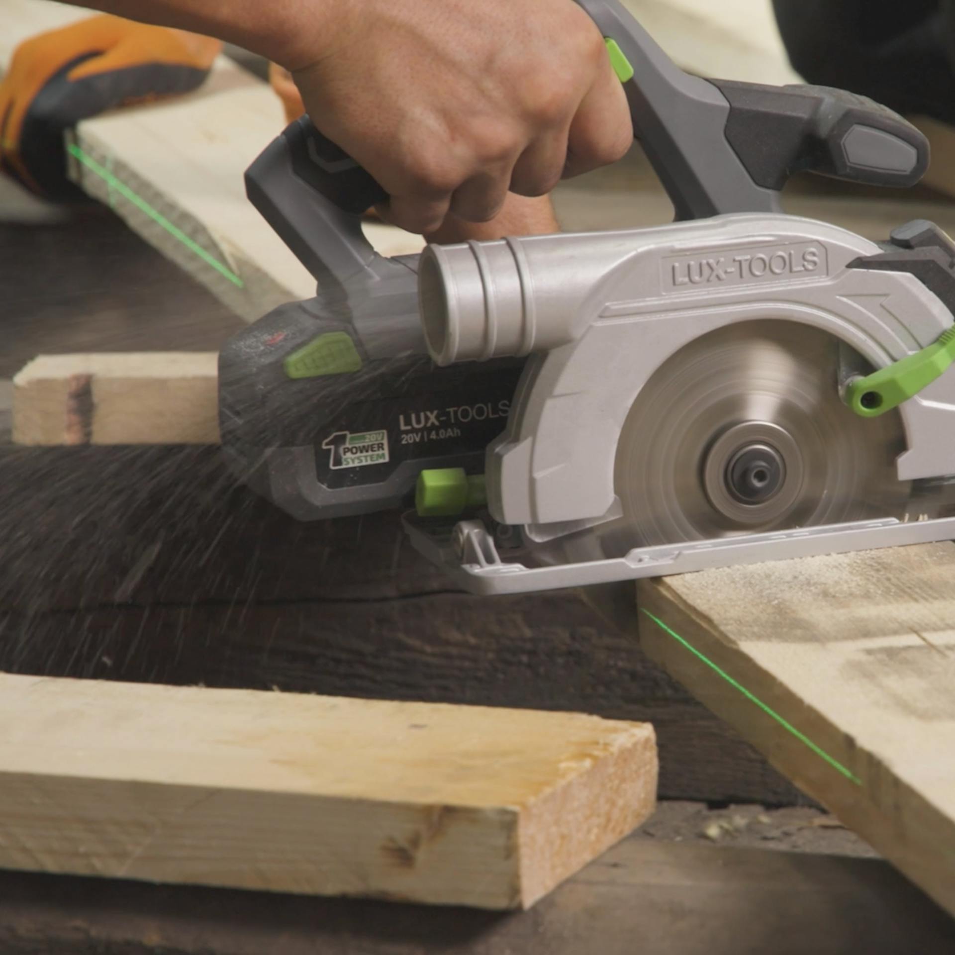 Brett wird mit Kreissäge zugeschnitten.